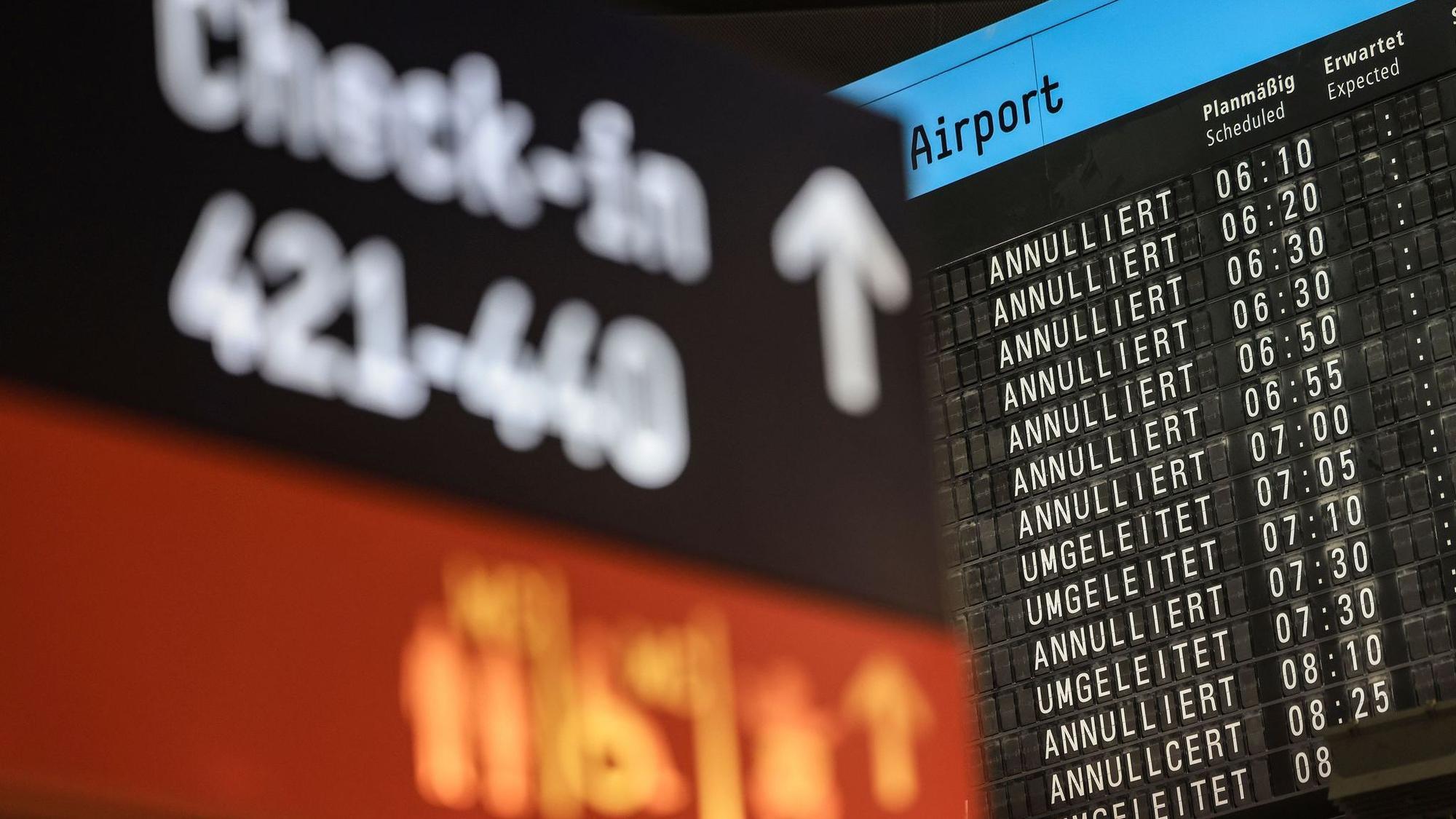 Eine Anzeige zeigt annullierte und umgeleitete Flüge an