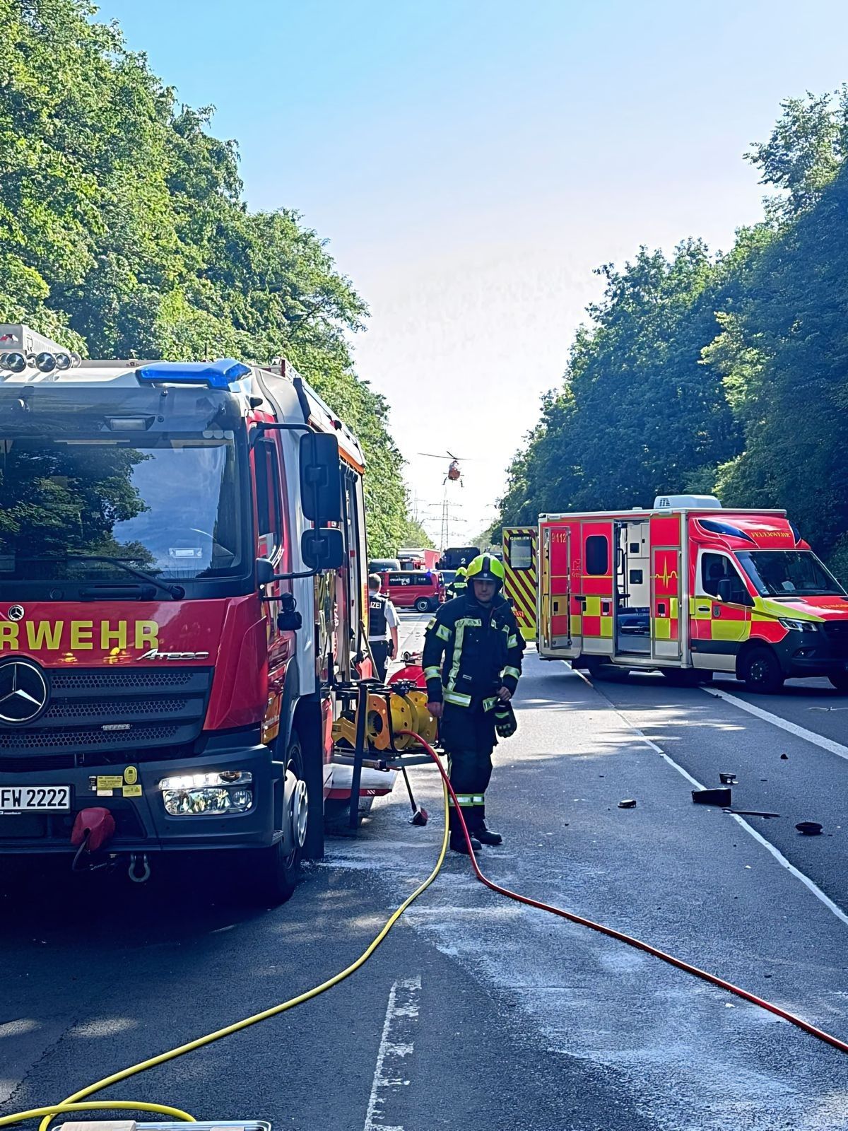 Das Bild zeigt einen Feuerwehrmann an einem Einsatzfahrzeug.