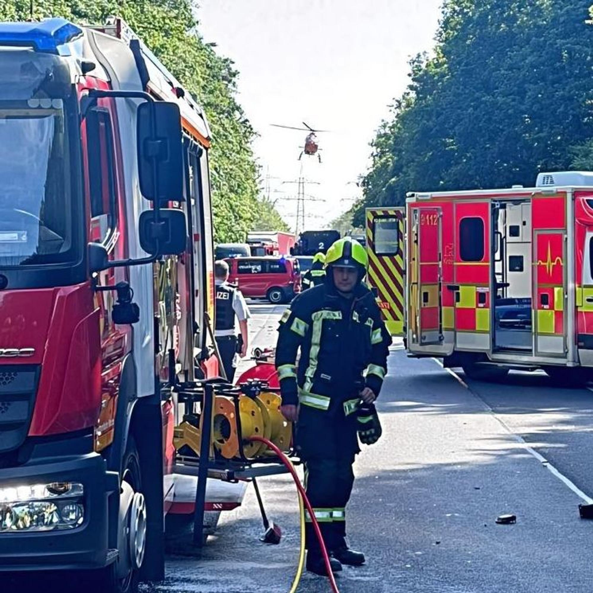 Das Bild zeigt einen Feuerwehrmann an einem Einsatzfahrzeug.