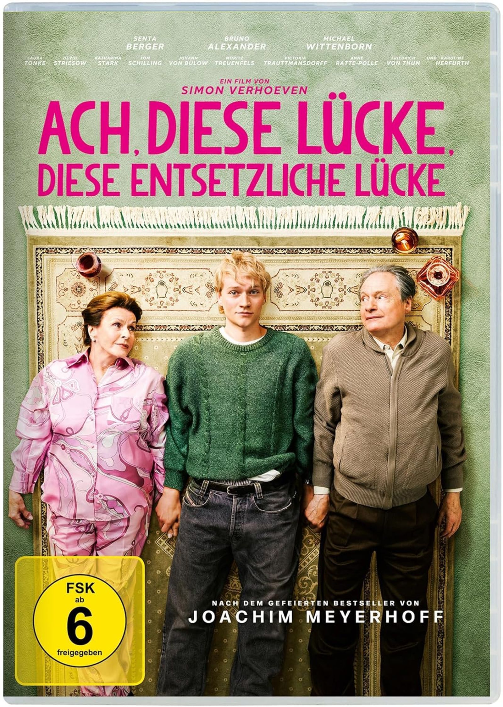 Senta Berger, Bruno Alexander (Mitte) und Michael Wittenborn spielen die Hauptrollen in „Ach, diese Lücke, diese entsetzliche Lücke“. (Bild: Warner Bros. Entertainment GmbH)