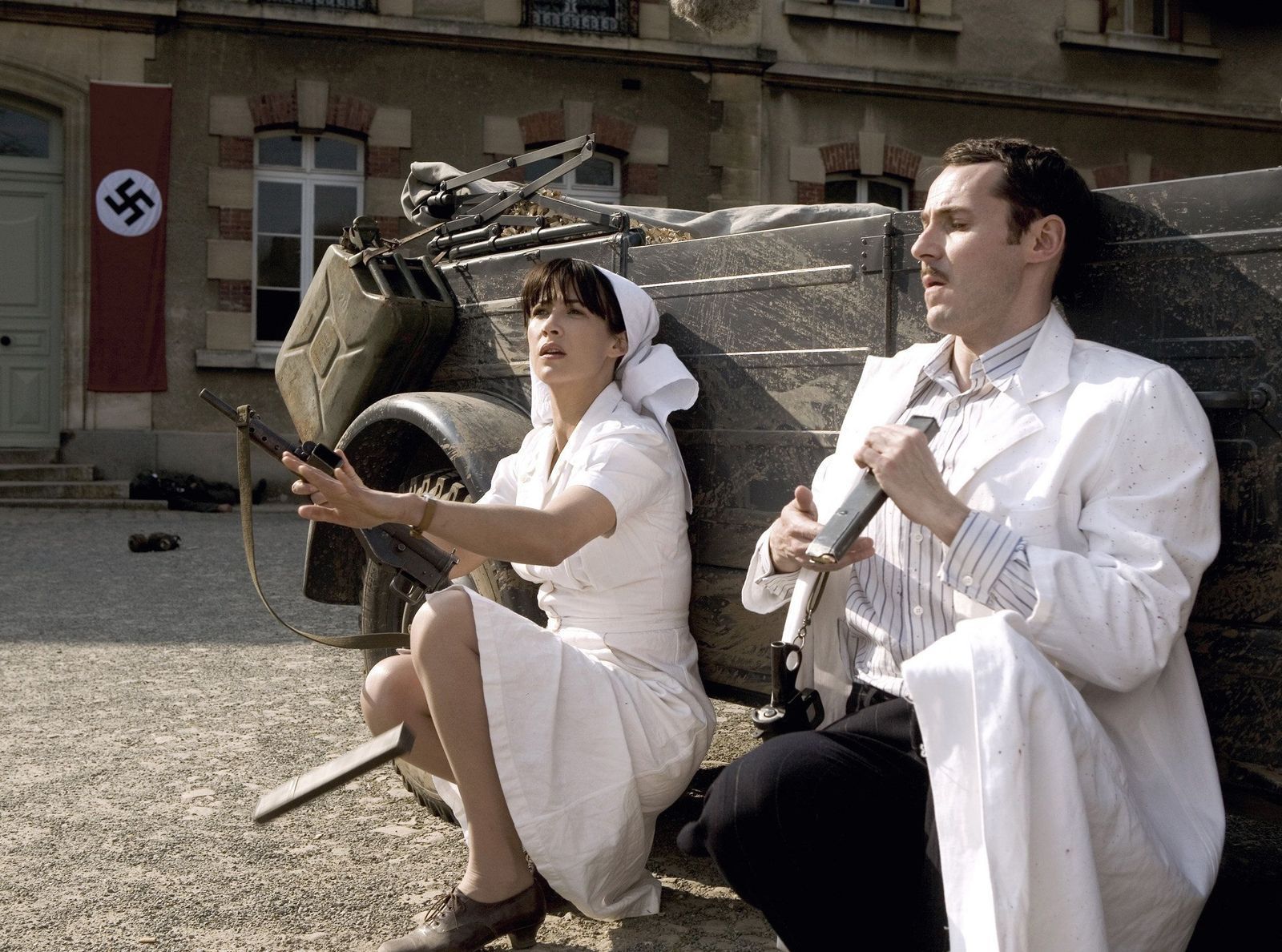 Die Geschwister Louise (Sophie Marceau) und Pierre Desfontaines (Julien Boisselier) versuchen mit Finten und roher Gewalt, einen britischen Geheimnisträger vor den Nazis zu retten. (Bild: Bayerischer Rundfunk / ARD Degeto)