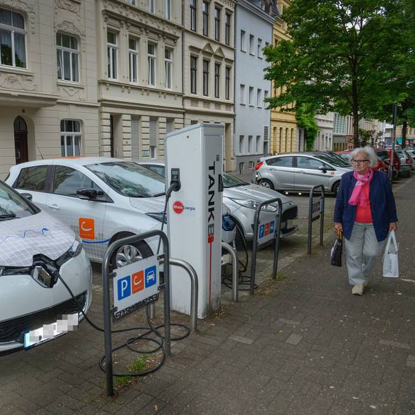 Eine Cambio Carsharing-Station am Schillplatz in Nippes (Symbolbild)