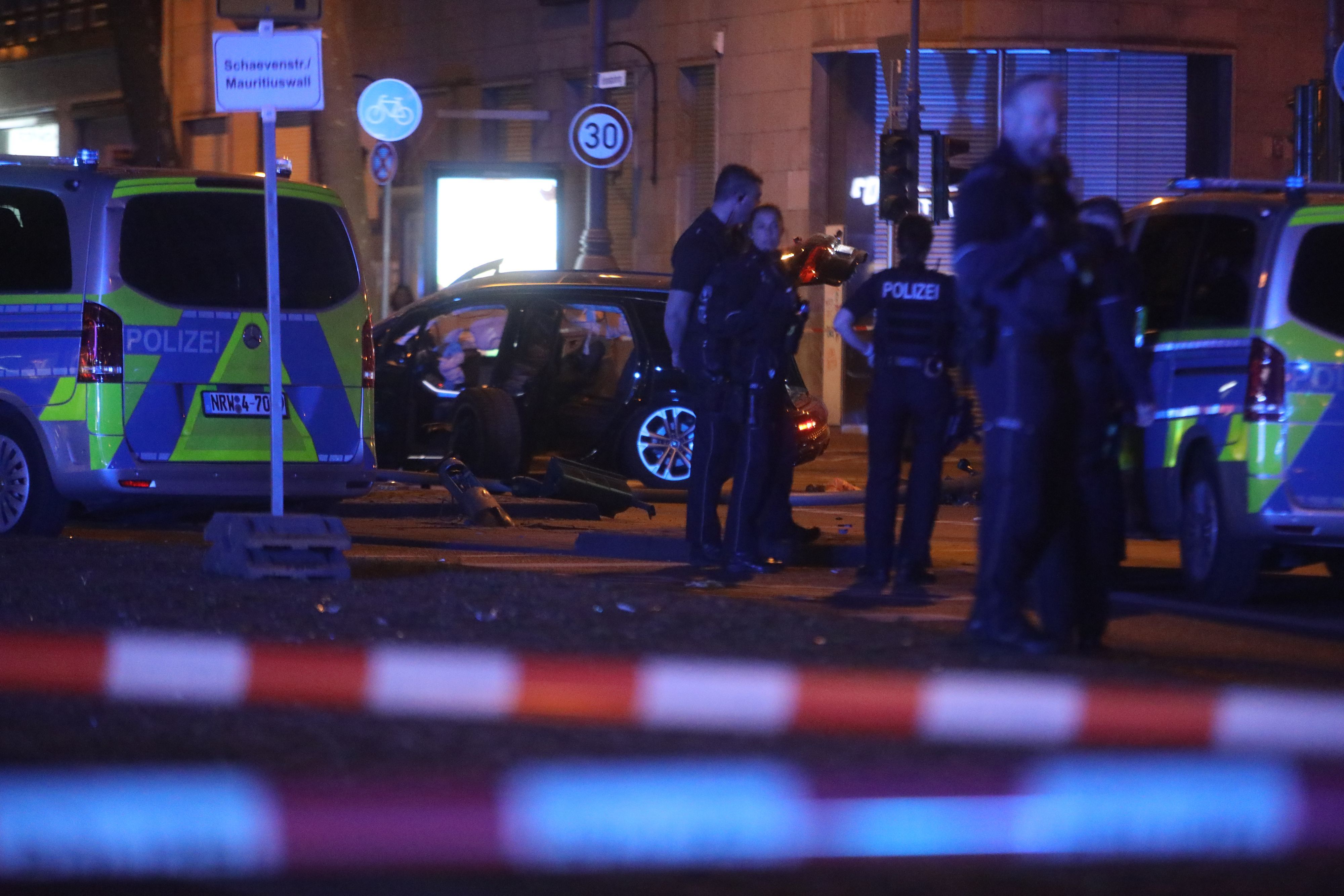 Die Polizei ist mit Kräften und Fahrzeugen auf einer Straße im Einsatz. Der Bereich ist mit Flatterband abgesperrt.