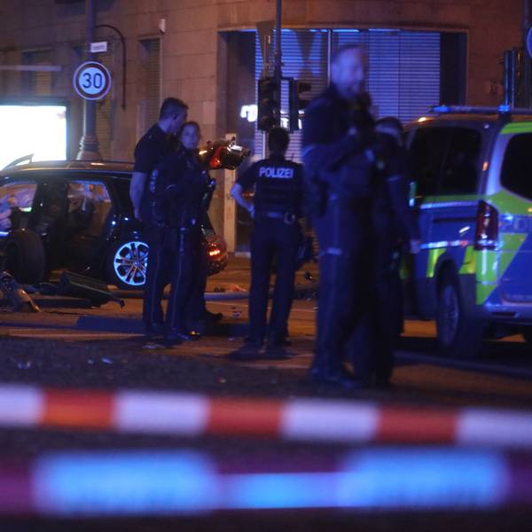 Die Polizei ist mit Kräften und Fahrzeugen auf einer Straße im Einsatz. Der Bereich ist mit Flatterband abgesperrt.