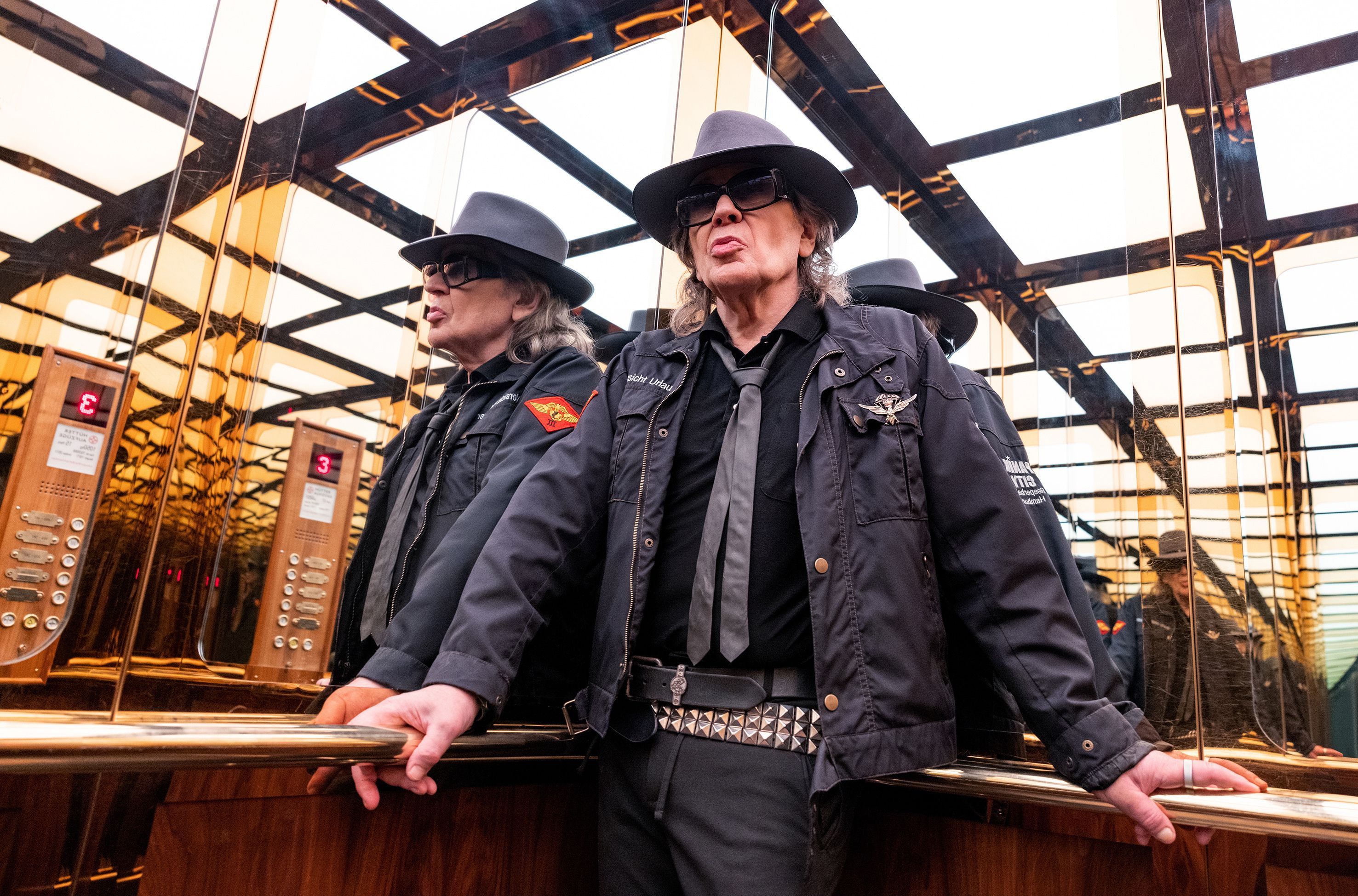 Udo Lindenberg im Fahrstuhl des Hotel Atlantic in Hamburg.