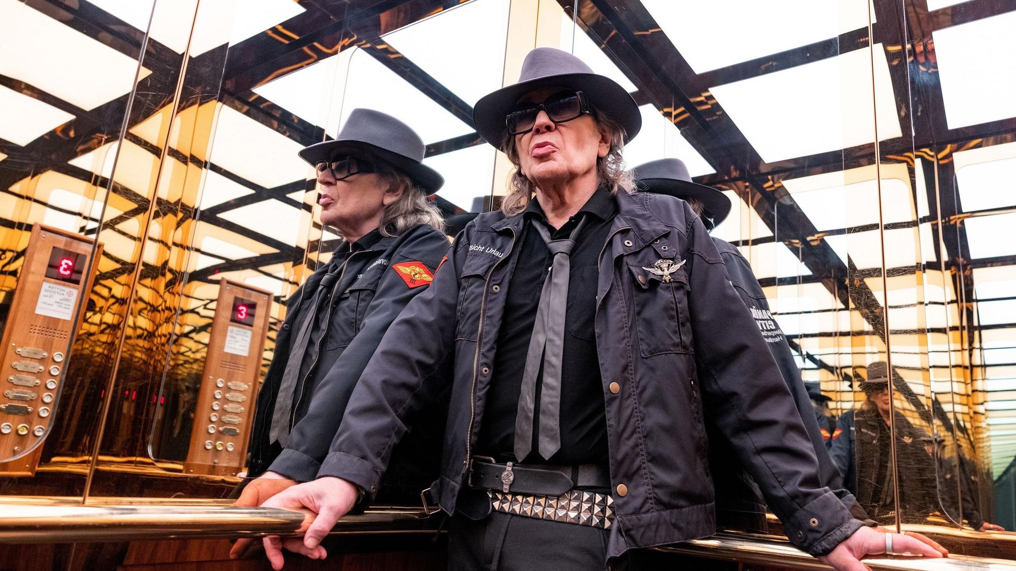Udo Lindenberg im Fahrstuhl des Hotel Atlantic in Hamburg.