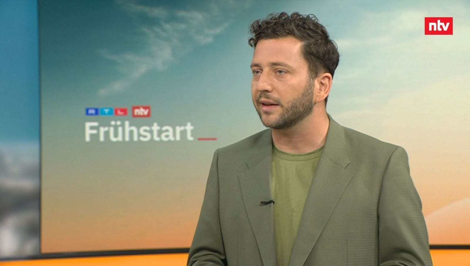 Grünen-Chef Felix Banaszak (Bild) hat im „ntv Frühstart“ scharfe Kritik an Bundeskanzler Friedrich Merz geübt. (Bild: ntv)