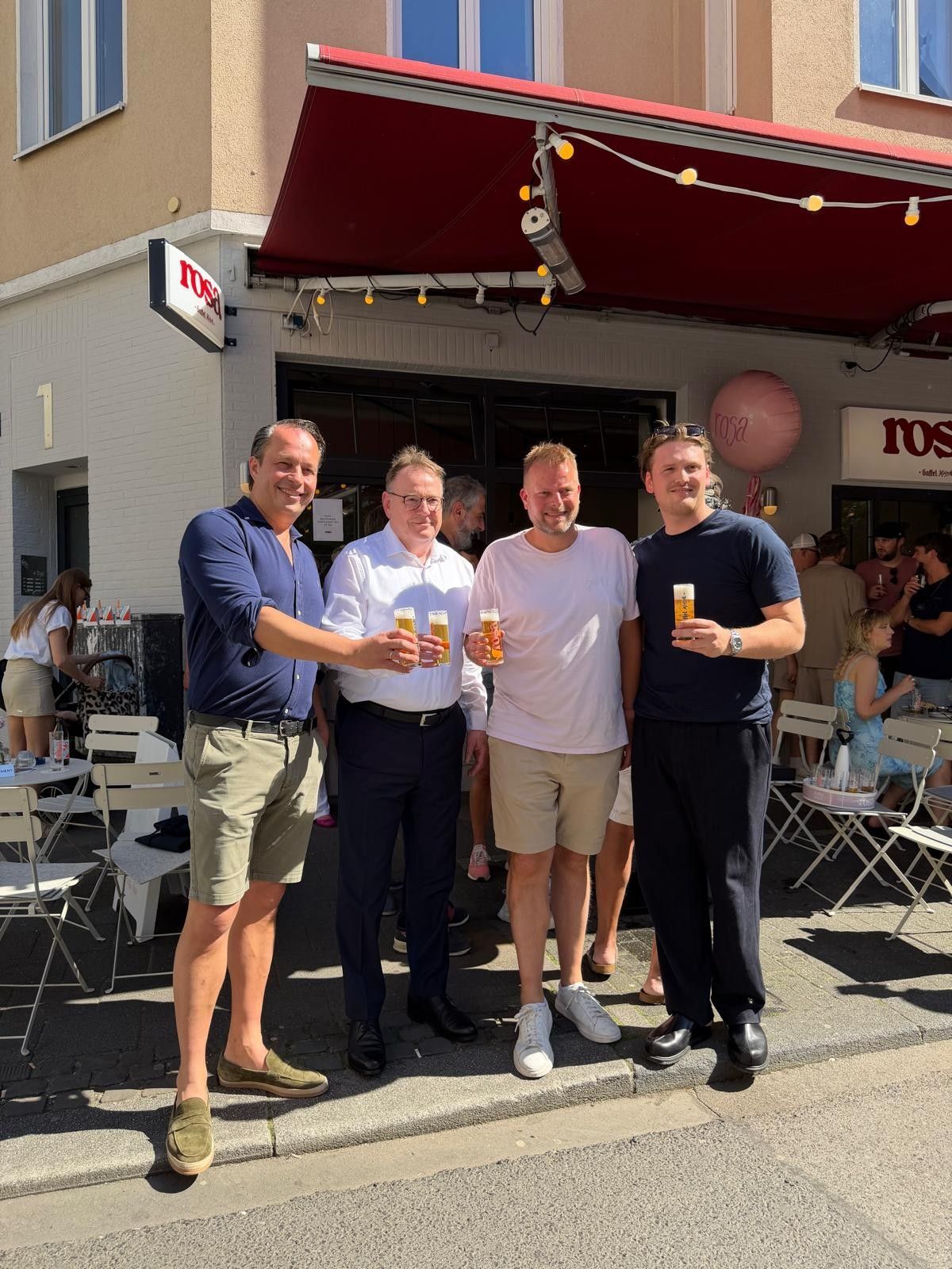Unternehmer Wilke Stroman hat das Rosa übernommen und daraus ein Café gemacht. Gaffelchef Heinrich Philipp Becker (l.) und OB Torsten Burmester (2.v.l.) kamen zur Eröffnungsfeier an Pfingsmontag.