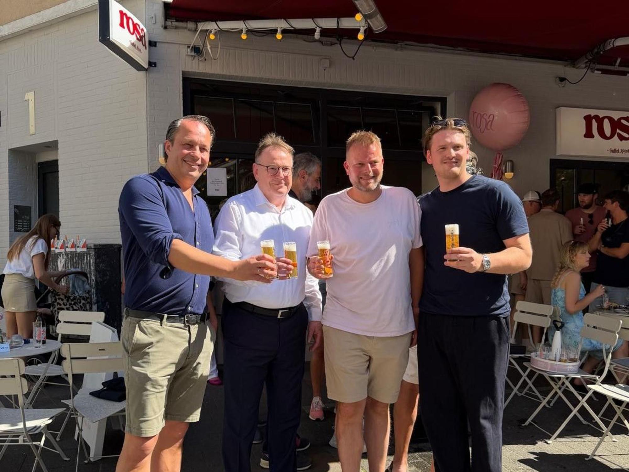 Unternehmer Wilke Stroman hat das Rosa übernommen und daraus ein Café gemacht. Gaffelchef Heinrich Philipp Becker (l.) und OB Torsten Burmester (2.v.l.) kamen zur Eröffnungsfeier an Pfingsmontag.