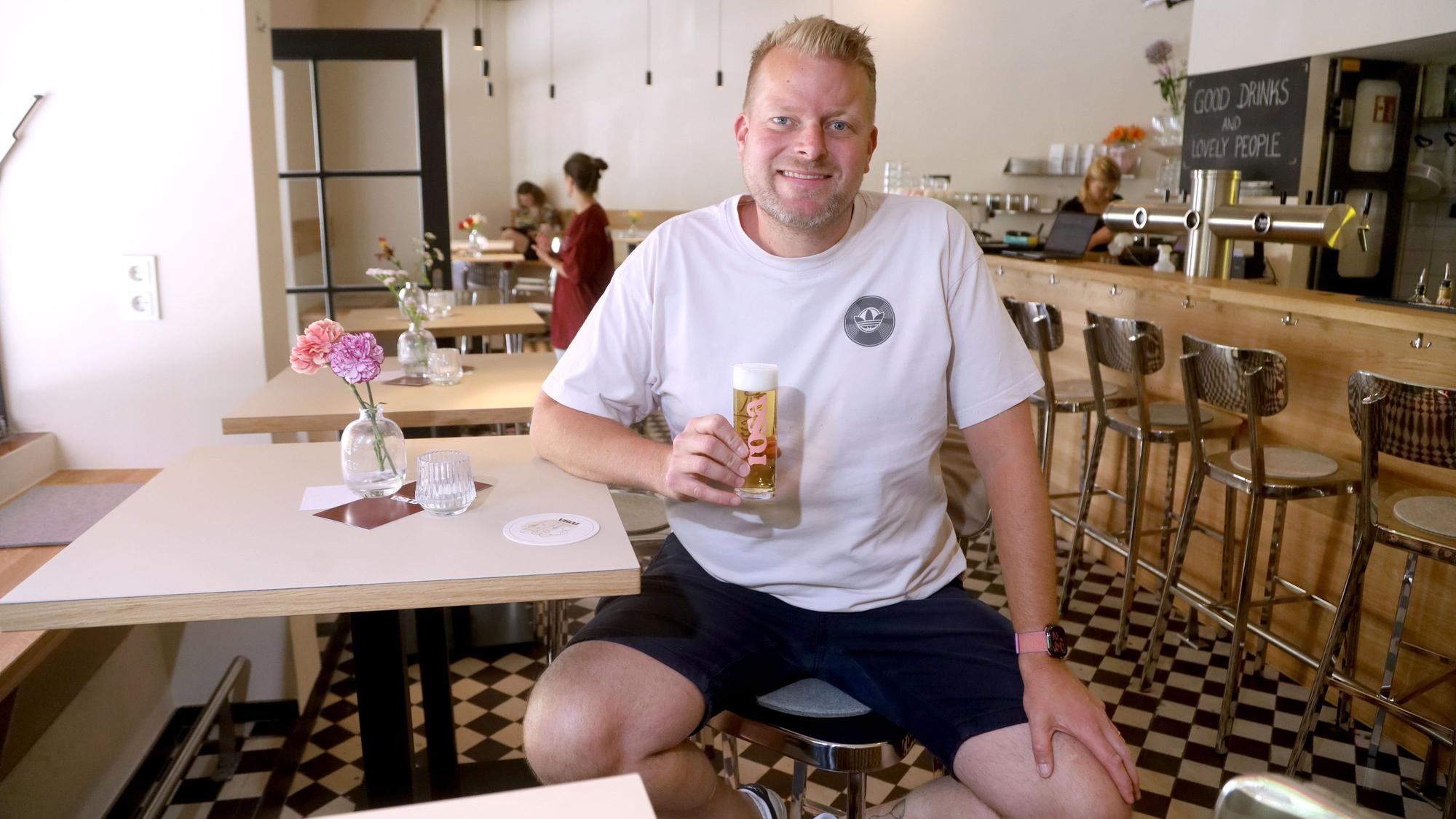 28.05.2026, Köln: Bar Rosa am Brüsseler nach wochenlanger Umbauphase mit neuem Konzept, neuem Logo. Unternehmer Wilke Stromann war vorher stiller Teilhaber und hat den Laden nun komplett übernommen Foto: Arton Krasniqi
