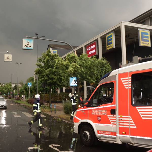 Das Bild zeigt Feuerwehrleute und einen Einsatzwagen.