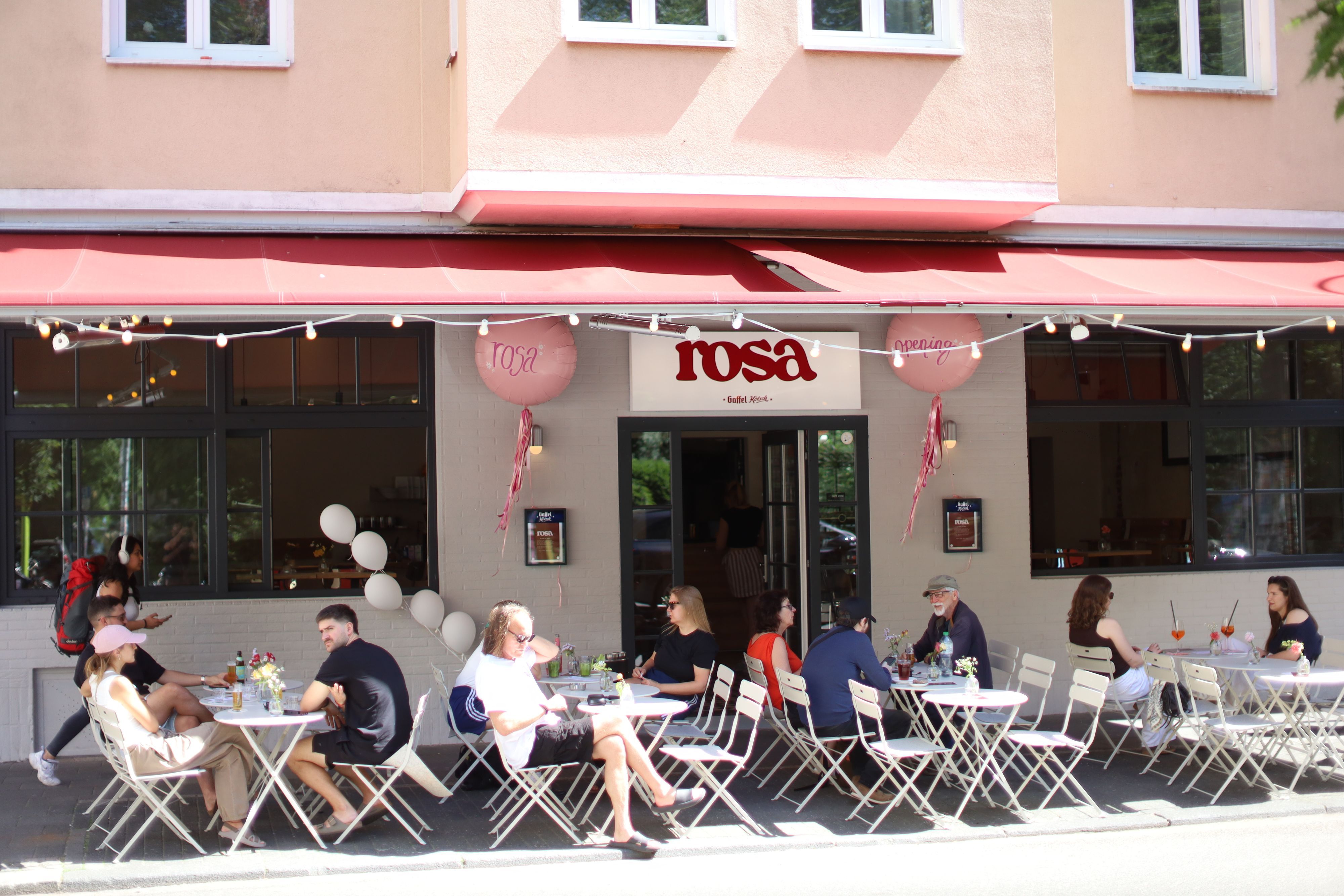 Helle Fassade, neues Logo, neues Mobiliar: Das Rosa ist jetzt Café und Bar.