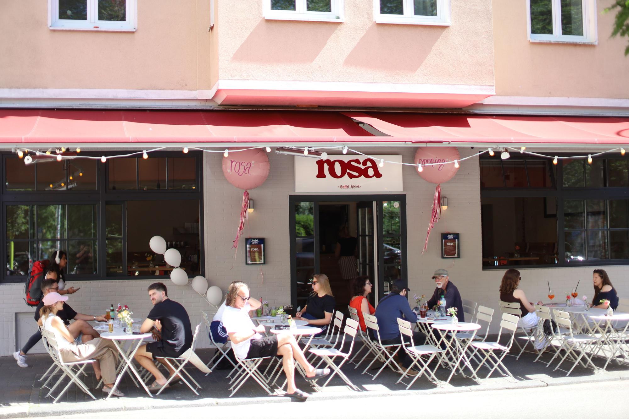 Helle Fassade, neues Logo, neues Mobiliar: Das Rosa ist jetzt Café und Bar.