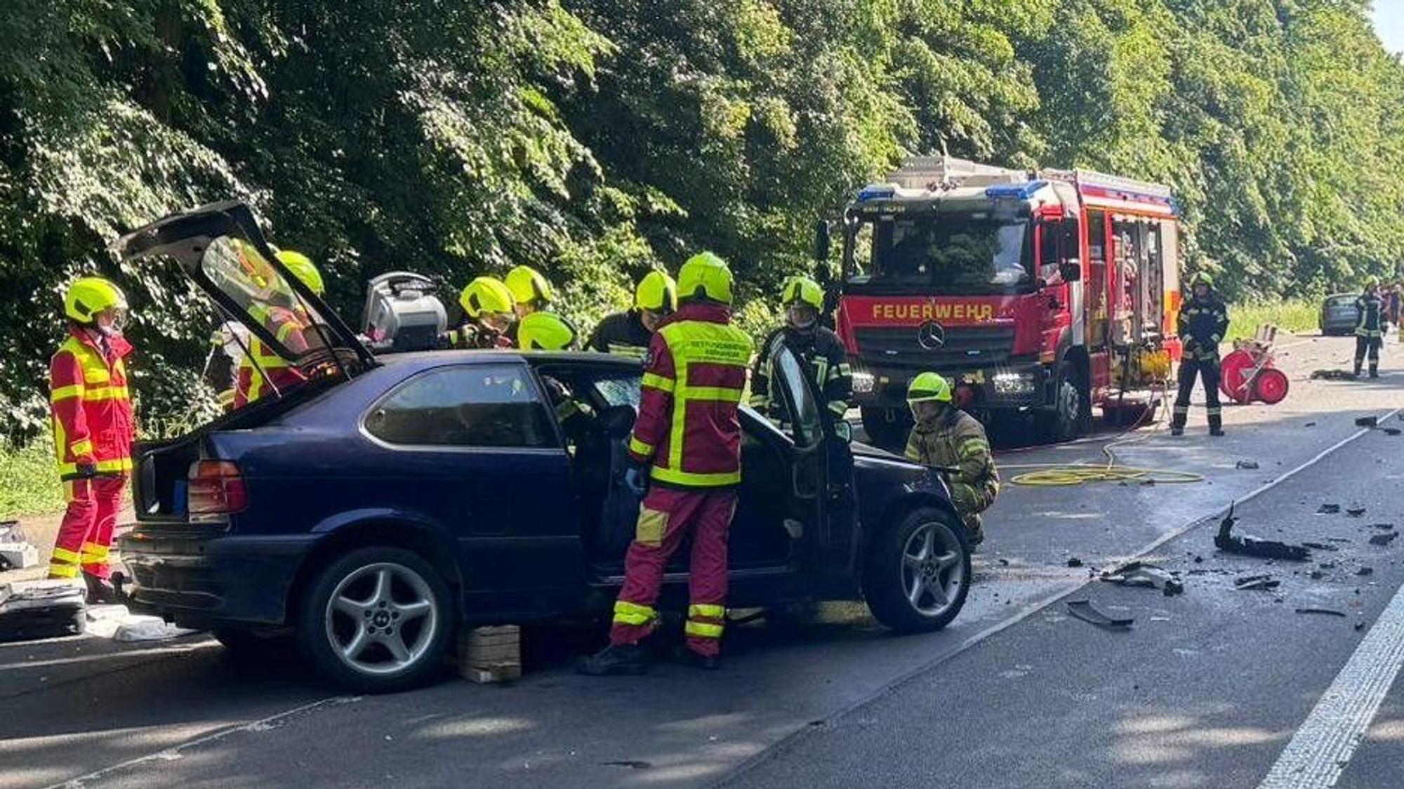Das Bild zeigt Einsatzkräfte an einem Unfallwagen.