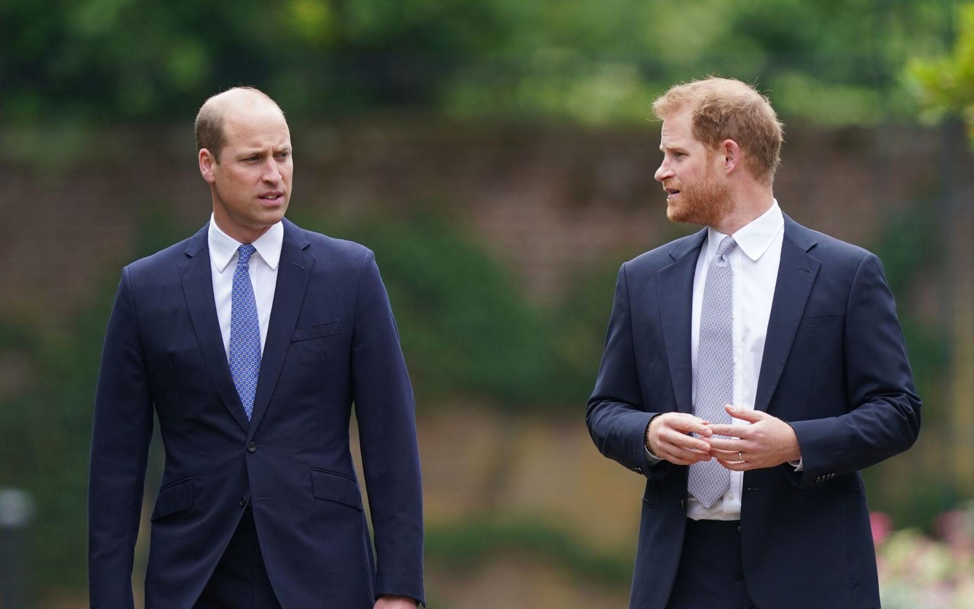 Früher waren Prinz William (links) und Prinz Harry ein eingefleischtes Team. Jetzt sind sie bitter verfeindet. (Bild: 2021 Getty Images/Yui Mok - WPA Pool)