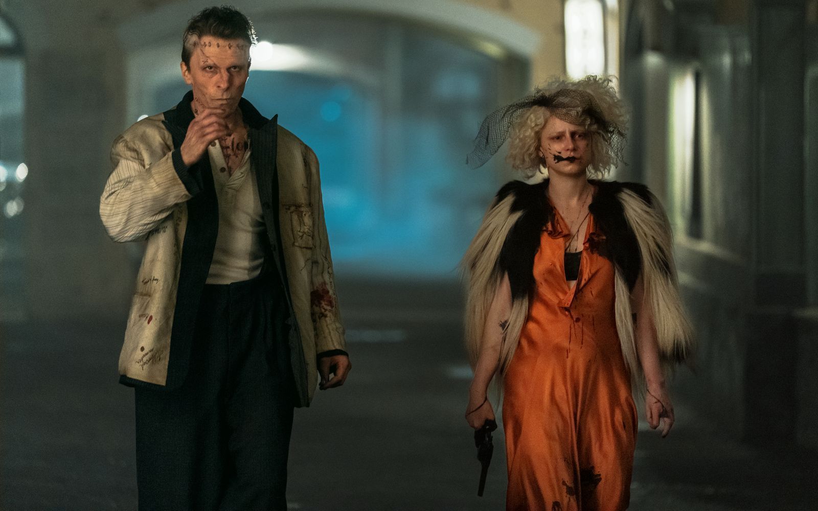 Frank (Christian Bale, links) und „die Braut“ (Jessie Buckley) sorgen für Aufruhr. (Bild: 2024 Warner Bros. Entertainment Inc./Niko Tavenise)