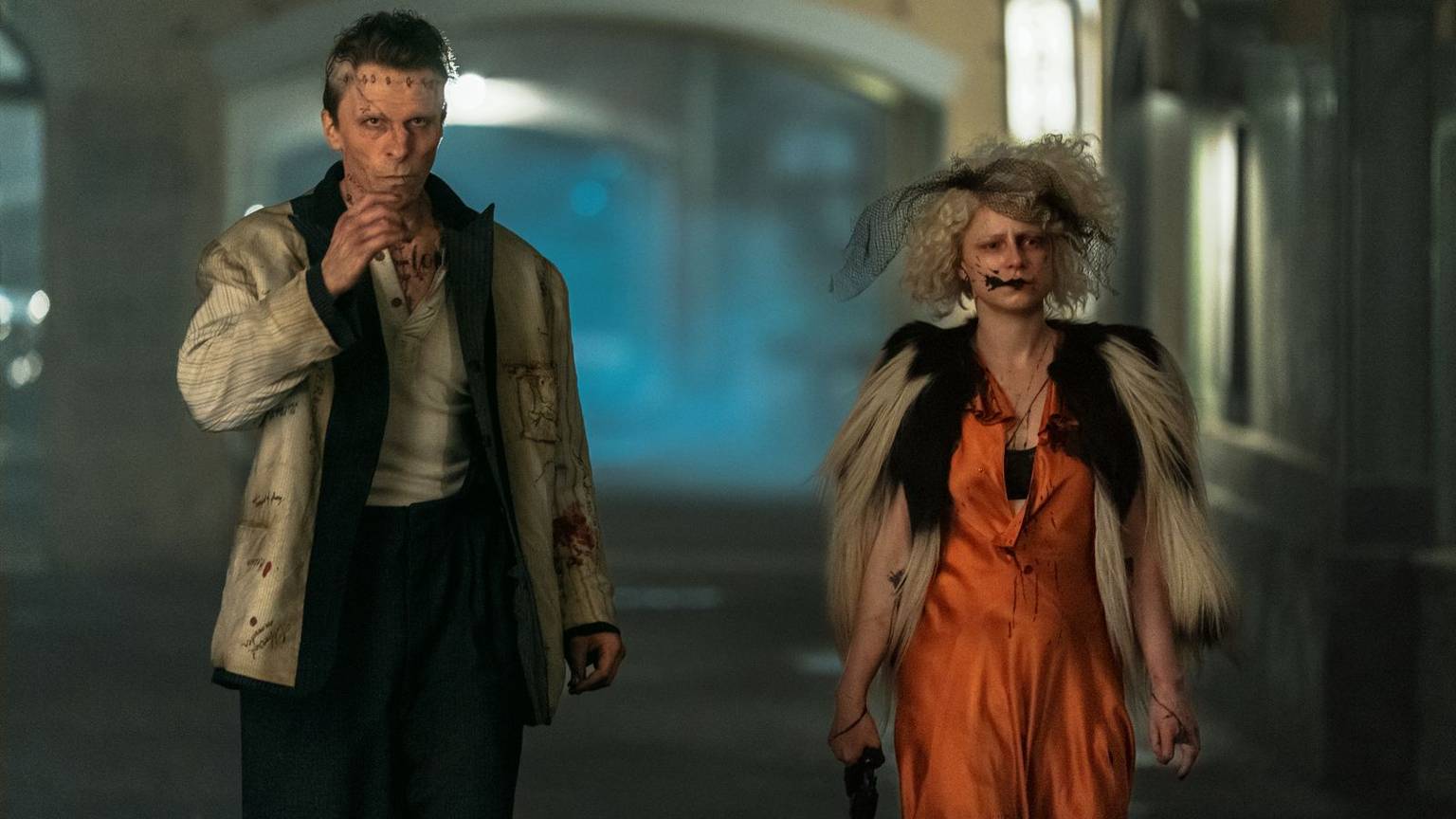 Frank (Christian Bale, links) und „die Braut“ (Jessie Buckley) sorgen für Aufruhr. (Bild: 2024 Warner Bros. Entertainment Inc./Niko Tavenise)