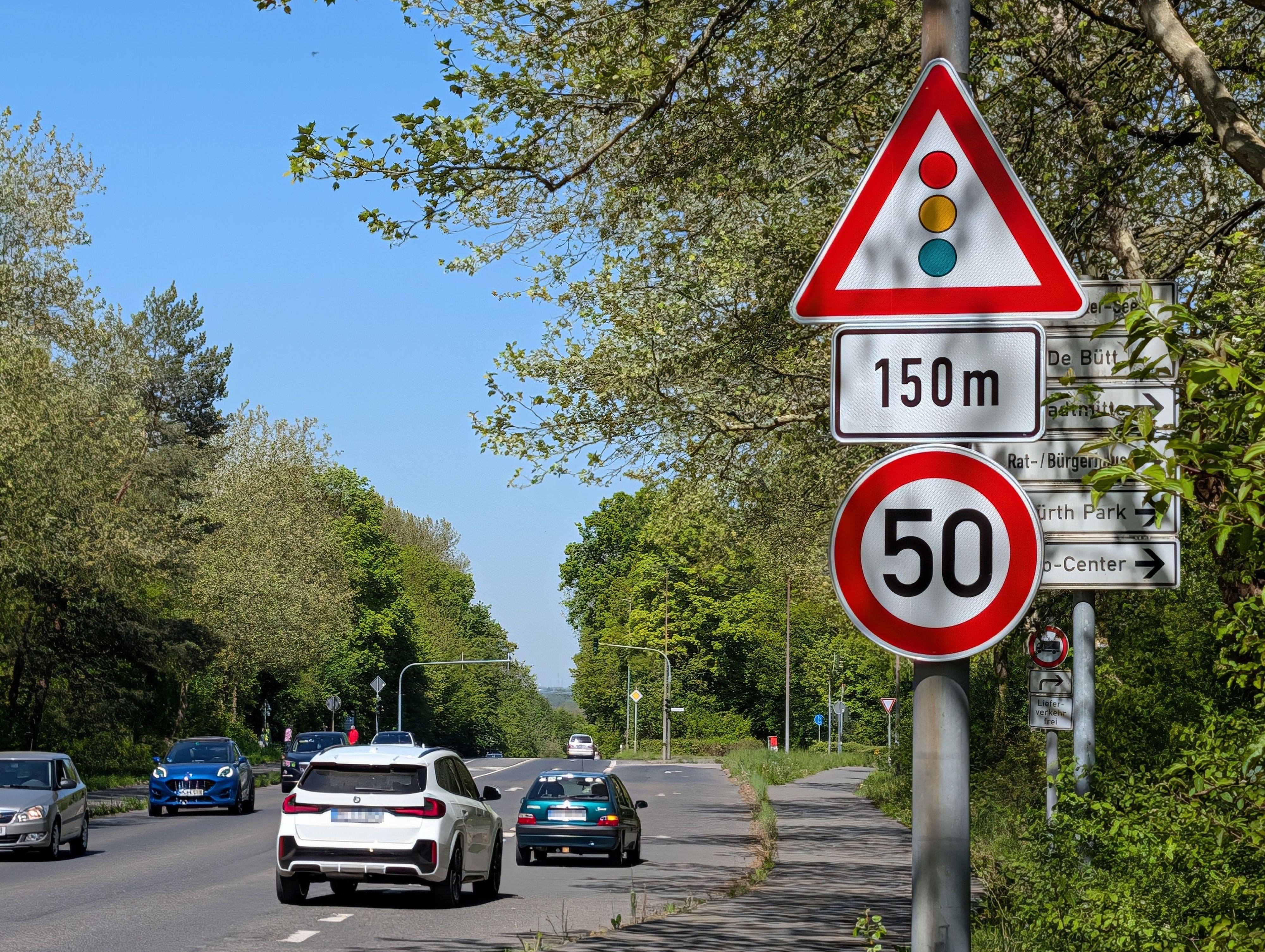 Nach dem tödlichen Unfall an der Einmündung der Theresienhöhe auf die Frechener Straße wurde in einem Abschnitt der Straße Tempo 50 angeordnet.