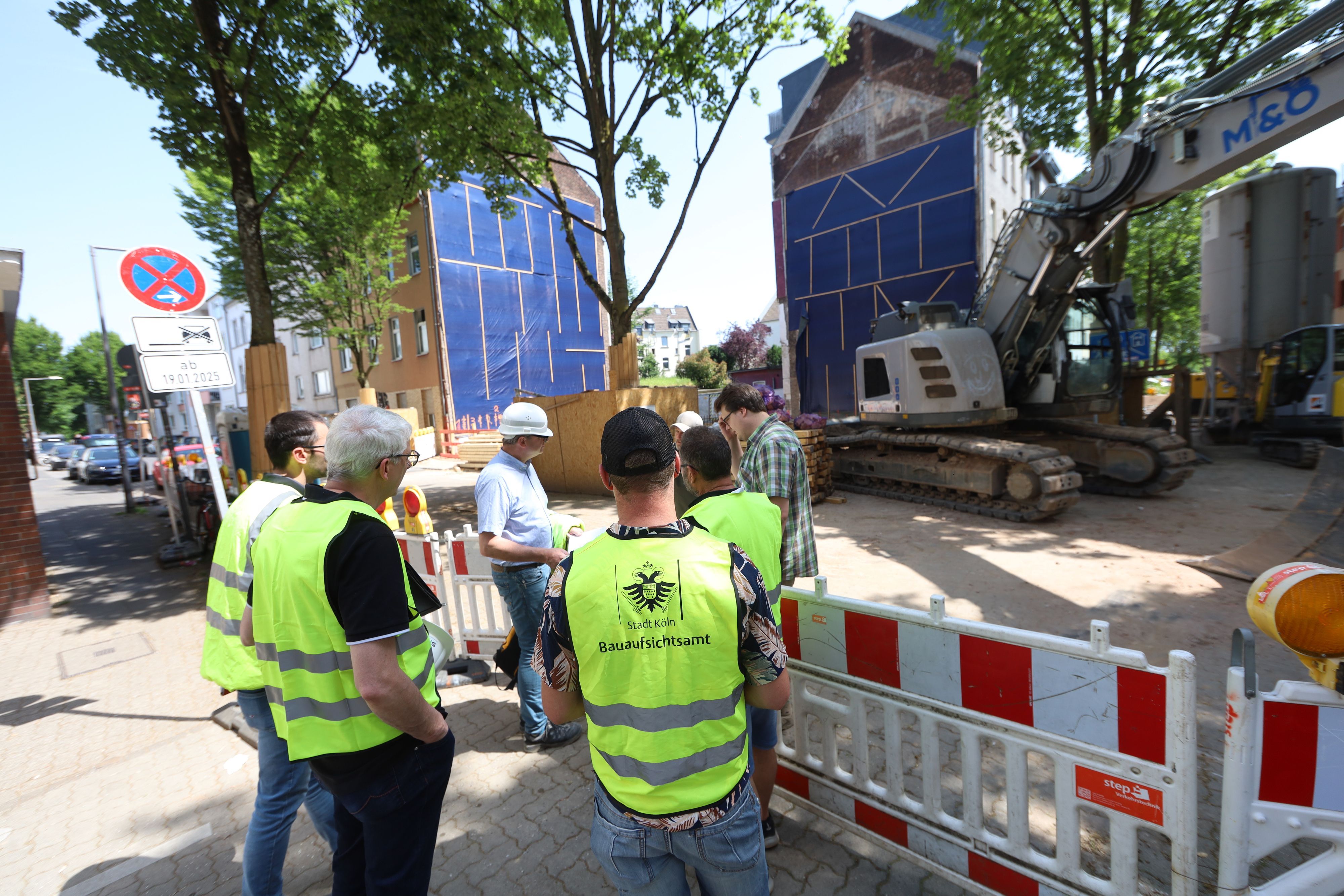 Zwei Wohnhäuser in der Thumbstraße in Kalk wurden geräumt, nachdem sich ein Riss in der Fassade gebildet hatte.