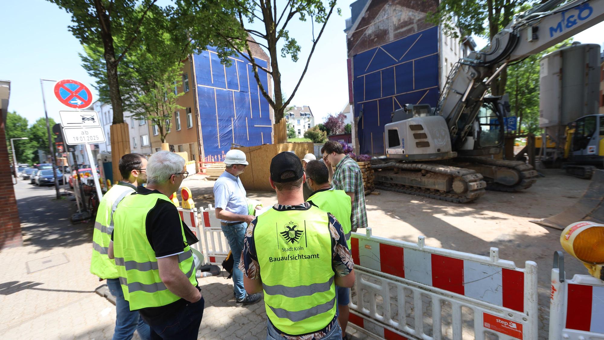 Zwei Wohnhäuser in der Thumbstraße in Kalk wurden geräumt, nachdem sich ein Riss in der Fassade gebildet hatte.