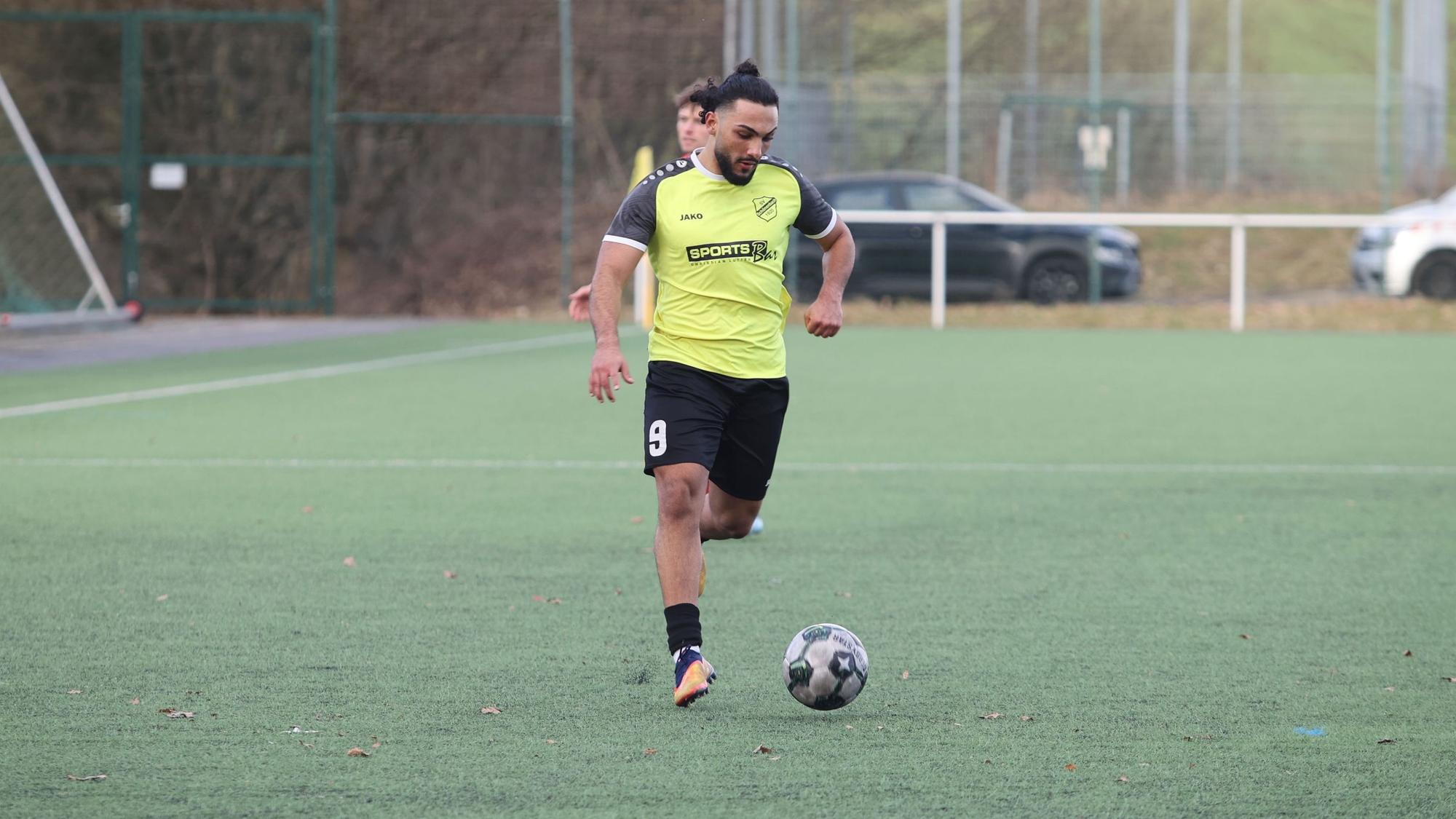 Toptorjäger Gabriel Werner in einer Spielaktion auf dem Fußballplatz.