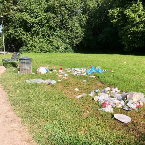 Müll liegt auf einer Wiese.