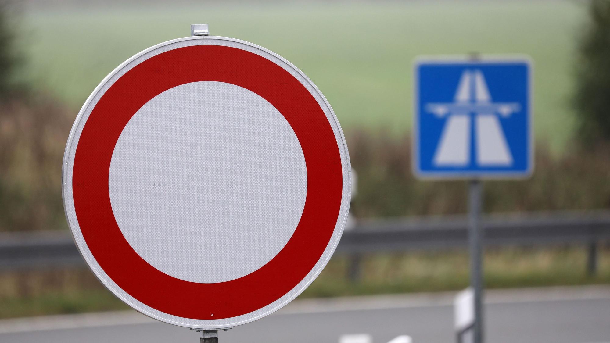 Zwei Verbotsschilder für die Autobahn