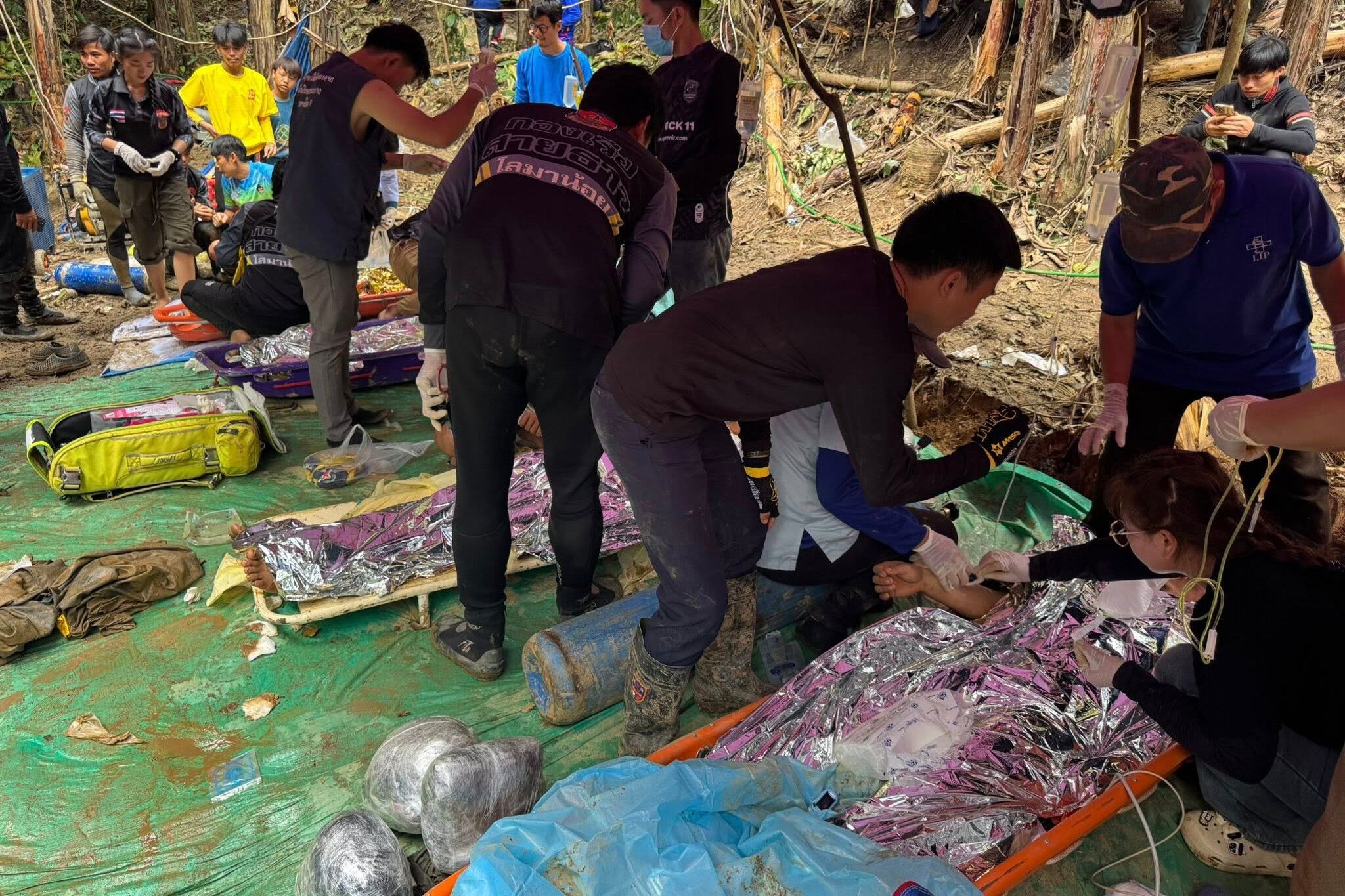 Dieses von der «Association Of Volunteers For Lao People» via AP zur Verfügung gestellte Foto zeigt Retter, nachdem sie die Dorfbewohner, die in einer Höhle eingeschlossen waren, sicher evakuiert haben.