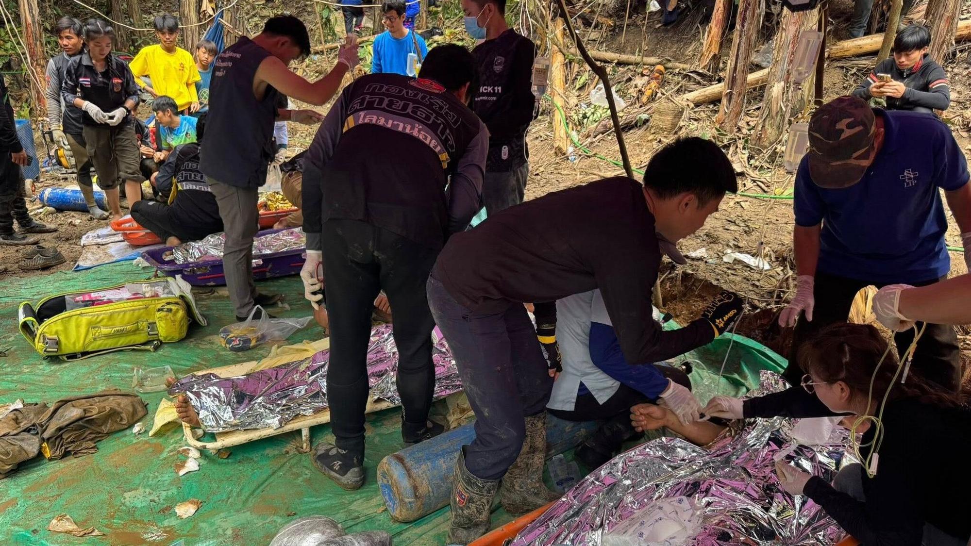 Dieses von der «Association Of Volunteers For Lao People» via AP zur Verfügung gestellte Foto zeigt Retter, nachdem sie die Dorfbewohner, die in einer Höhle eingeschlossen waren, sicher evakuiert haben.