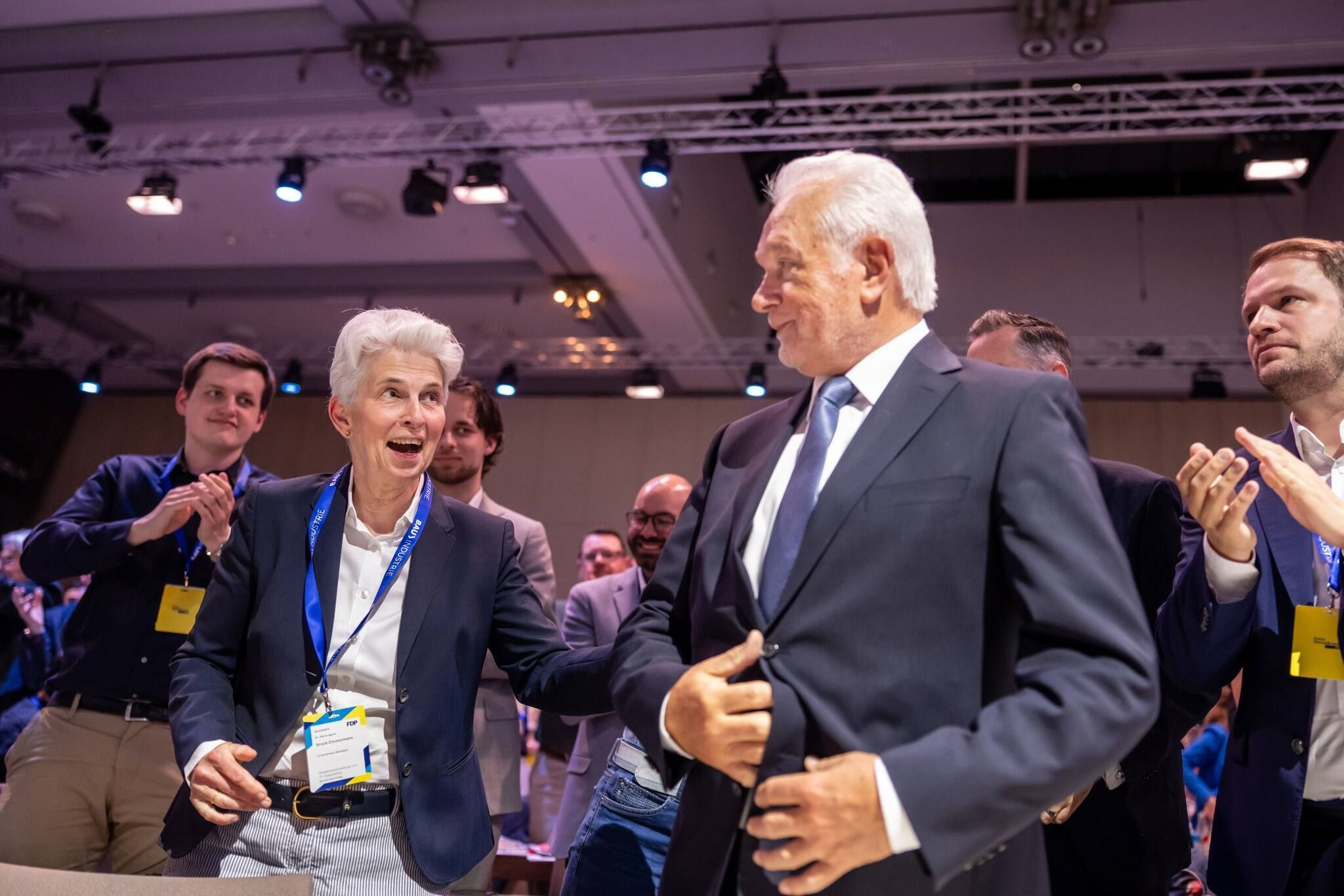 Wolfgang Kubicki nimmt nach seiner Wahl zum FDP-Chef die Gratulation seiner Gegenkandidatin Marie-Agnes Strack-Zimmermann entgegen.
