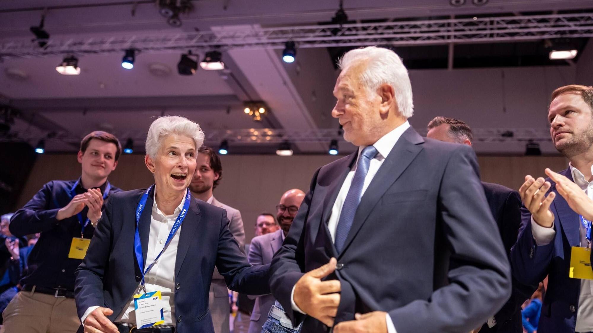 Wolfgang Kubicki nimmt nach seiner Wahl zum FDP-Chef die Gratulation seiner Gegenkandidatin Marie-Agnes Strack-Zimmermann entgegen.