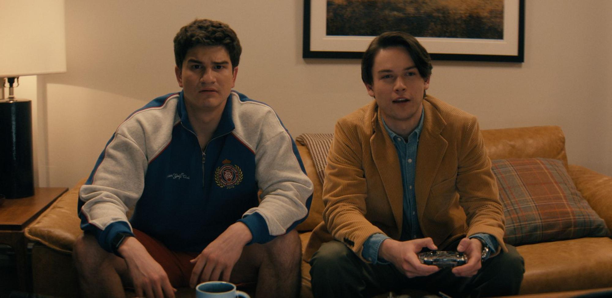Davis (Will Angus, links) und Josh (Jack Martin) denken auf der Couch ihrer Jungs-WG mal wieder über ihr Leben - und oft auch - über die Liebe nach. (Bild: Disney+)