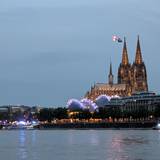 Ein Hubschrauber kreist am Samstagabend in Höhe der Hohenzollernbrücke über dem Rhein.