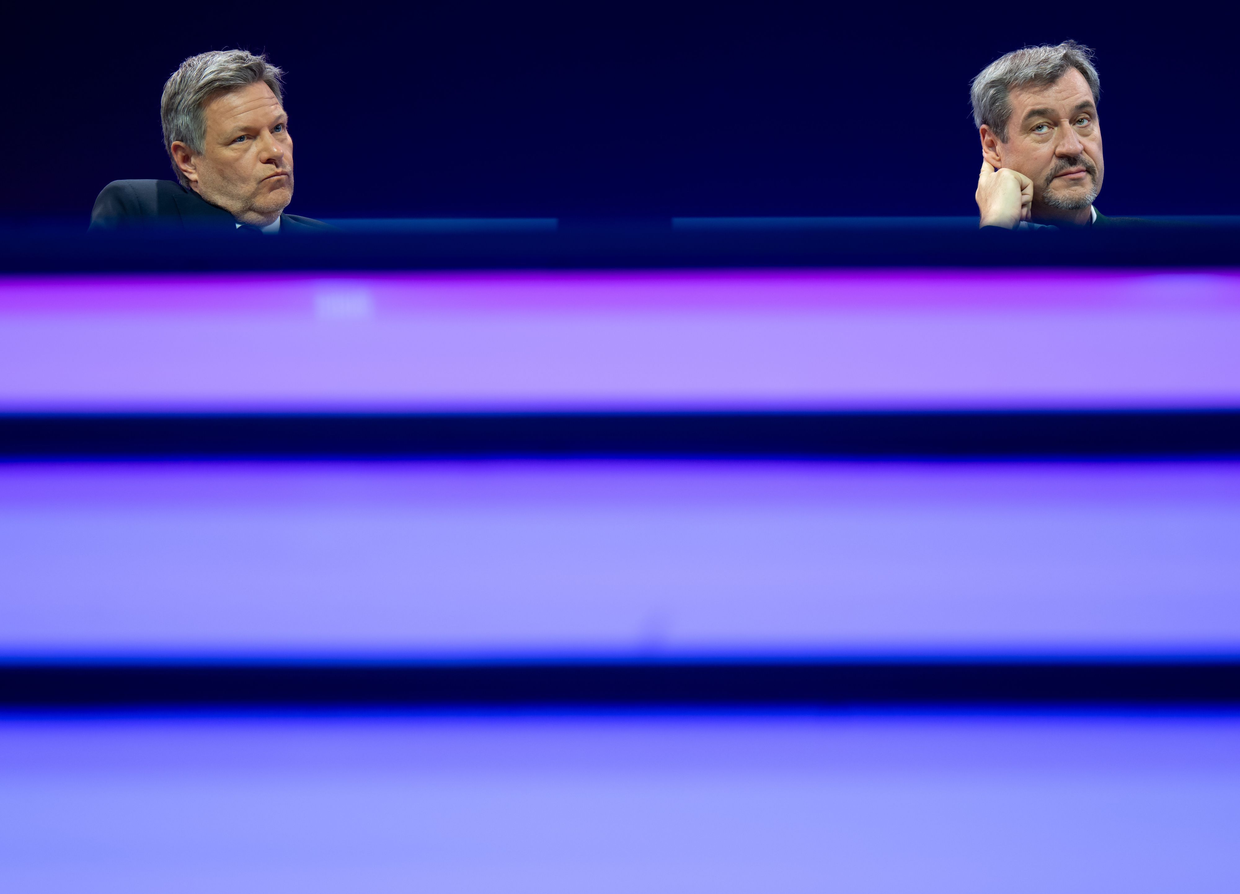 Robert Habeck (Grüne) und CSU-Chef Markus Söder sitzen gemeinsam auf einer Bühne. (Archivbild)