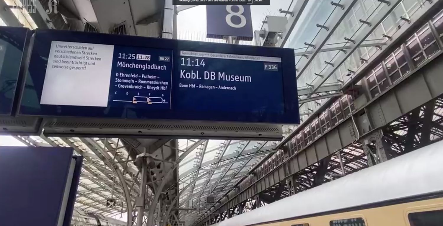 Blick auf die Anzeigetafel im Kölner Hauptbahnhof, der den Nostalgiezug in Richtung Koblenz ankündigt.