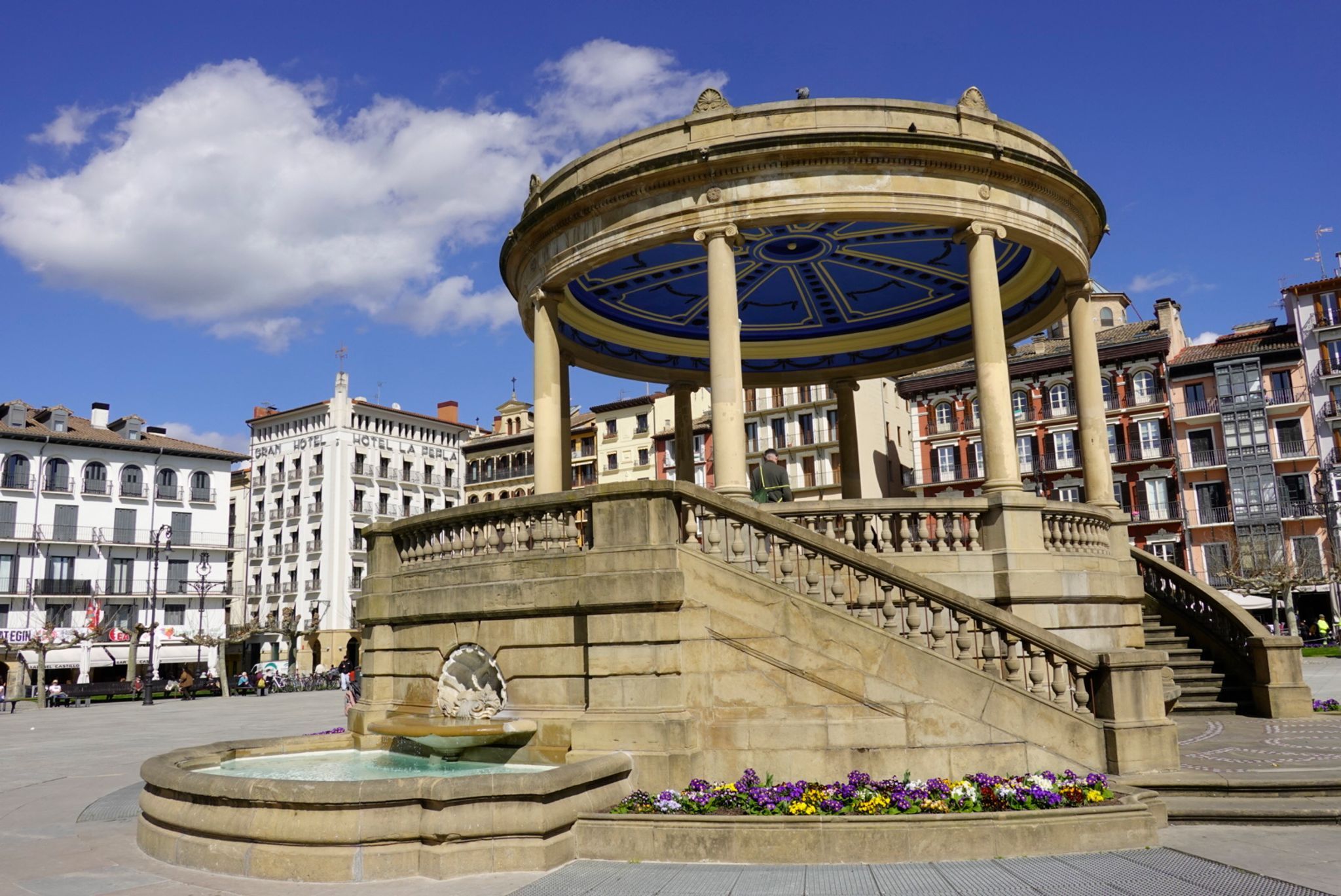 Der Hauptplatz von Pamplona, die Plaza del Castillo