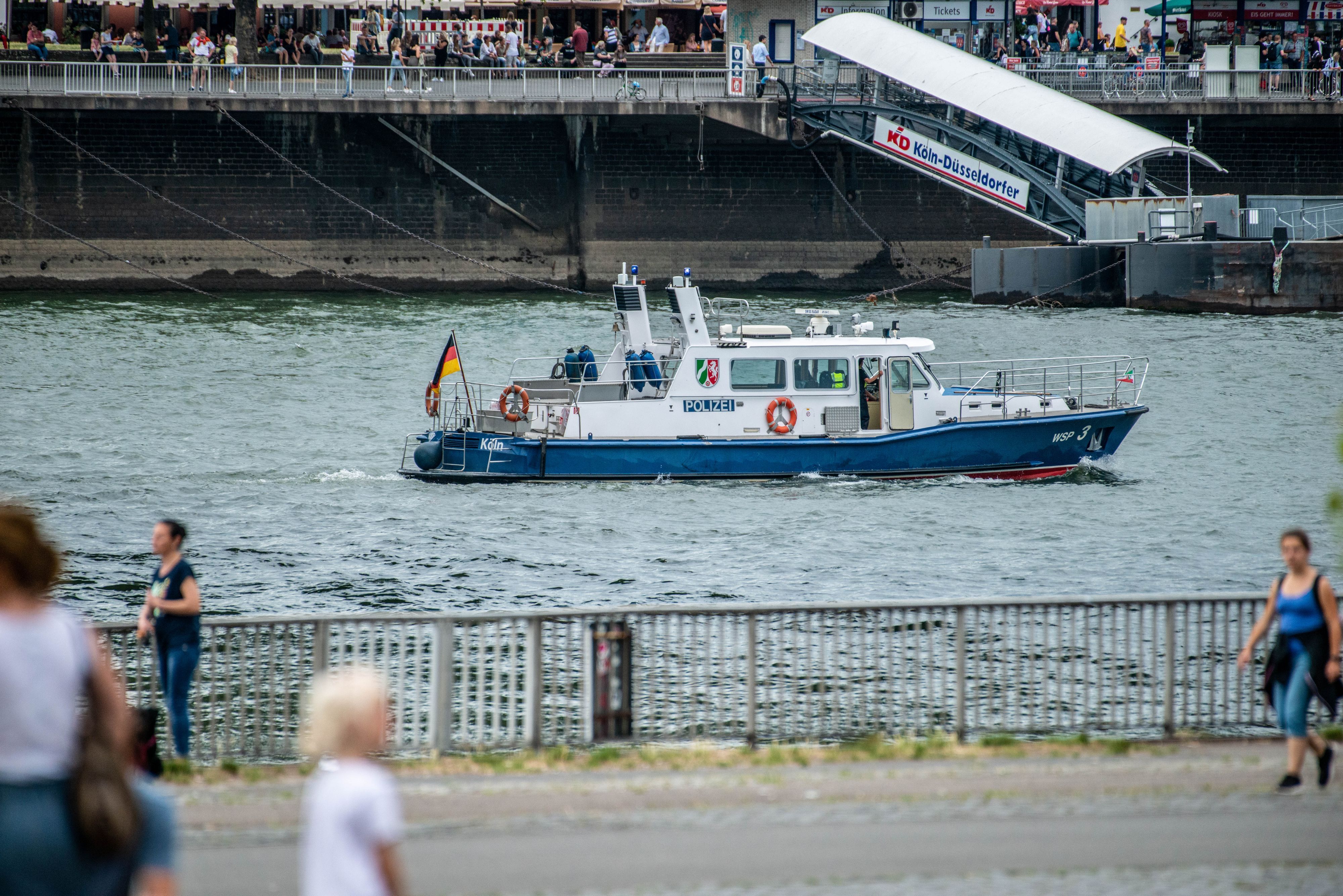 Ein Schiff der Wasserschutzpolizei auf dem Rhein.