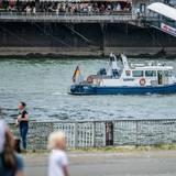 Ein Schiff der Wasserschutzpolizei auf dem Rhein.
