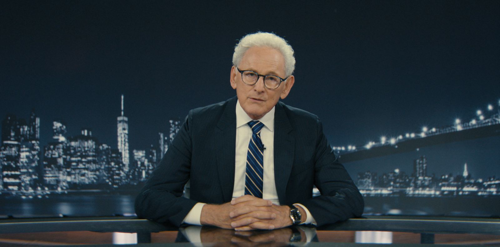 Polit-Magazin-Legende Wes Dryden (Victor Garber) ist der Chef von Josh, der es als Investigativ-Nachwuchsjournalist in Manhattan schaffen will. Der alternde Wes kämpft gegen eine populäre Verschwörungstheorie im Internet, dass er eigentlich schon tot sei.  (Bild: Disney+)