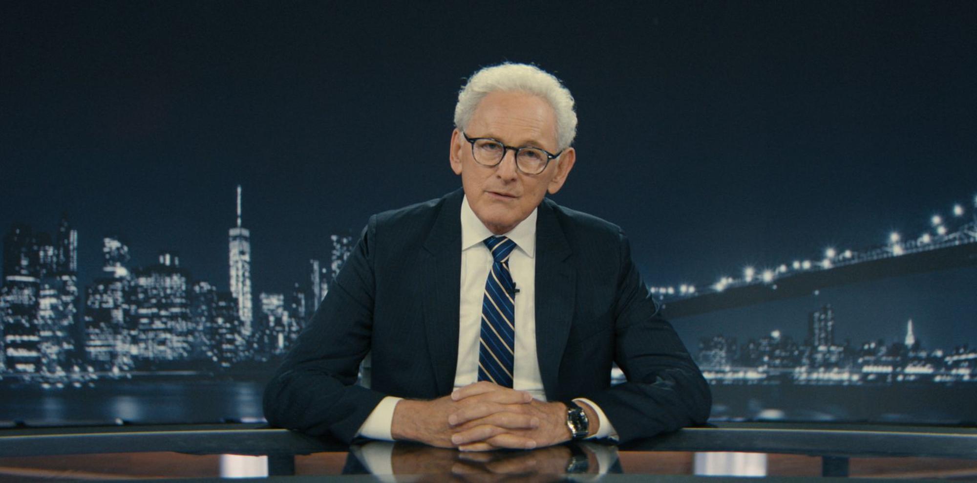 Polit-Magazin-Legende Wes Dryden (Victor Garber) ist der Chef von Josh, der es als Investigativ-Nachwuchsjournalist in Manhattan schaffen will. Der alternde Wes kämpft gegen eine populäre Verschwörungstheorie im Internet, dass er eigentlich schon tot sei. (Bild: Disney+)