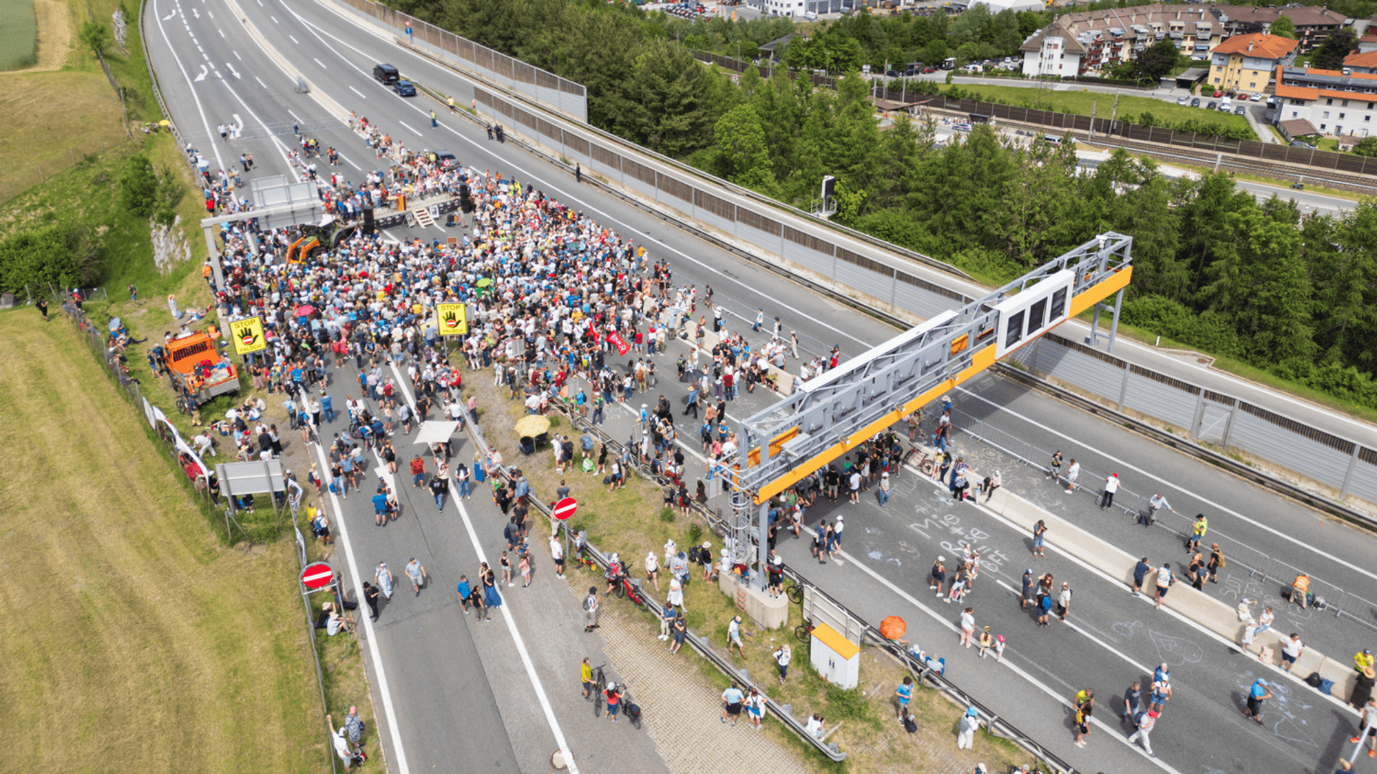 Zahlreiche Menschen demonstrieren auf der gesperrten Brennerautobahn. Wegen einer Demonstration auf der Brennerautobahn ist die wichtigste Verkehrsverbindung zwischen Deutschland und Italien in beide Richtungen nahezu vollständig blockiert.