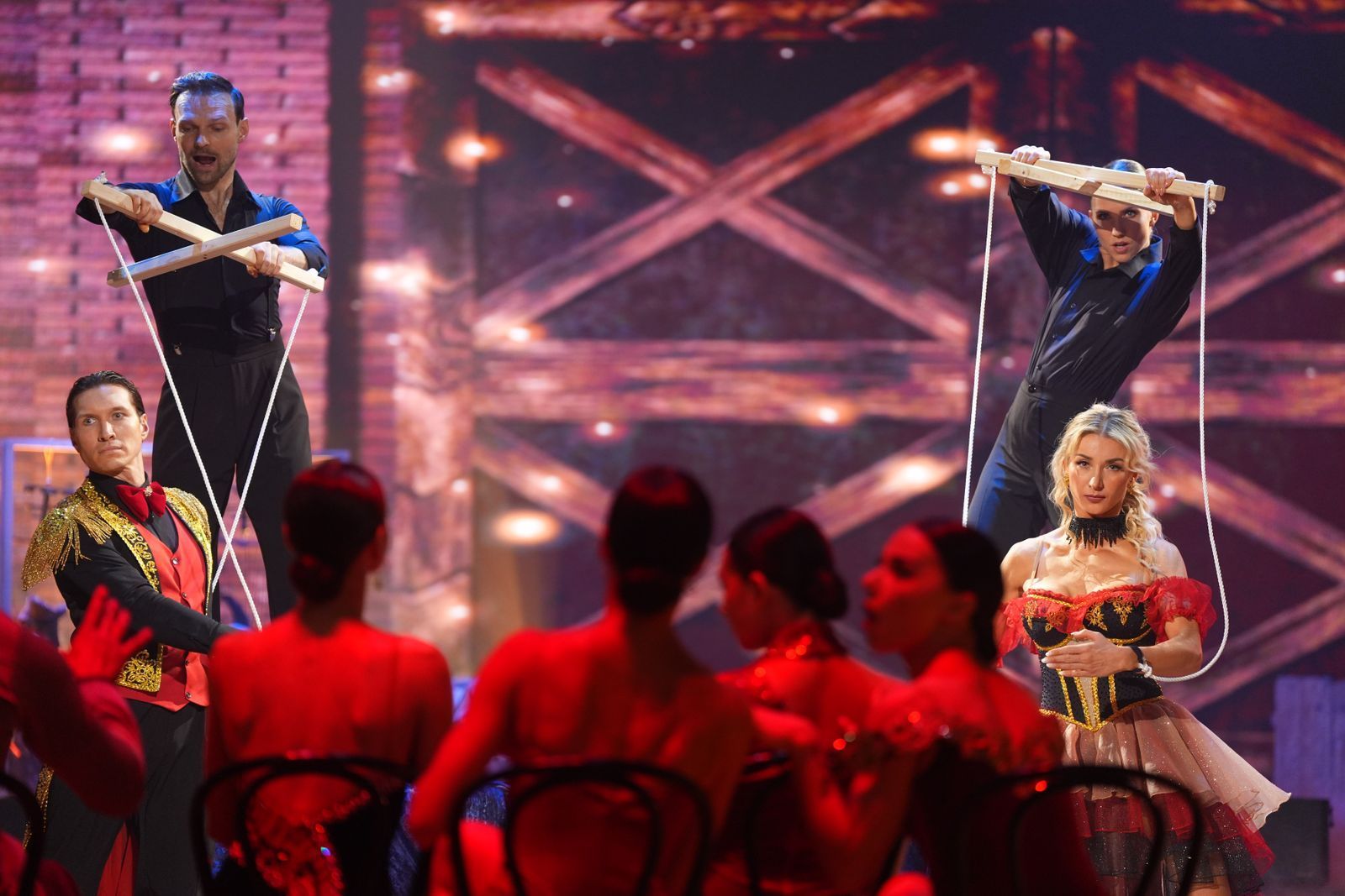 Anna-Carina wagt mit einer Freestyle-Performance zum Thema „Puppenspiel“ viel und bekommt zum dritten Mal 30 Punkte. (Bild: RTL / Stefan Gregorowius)