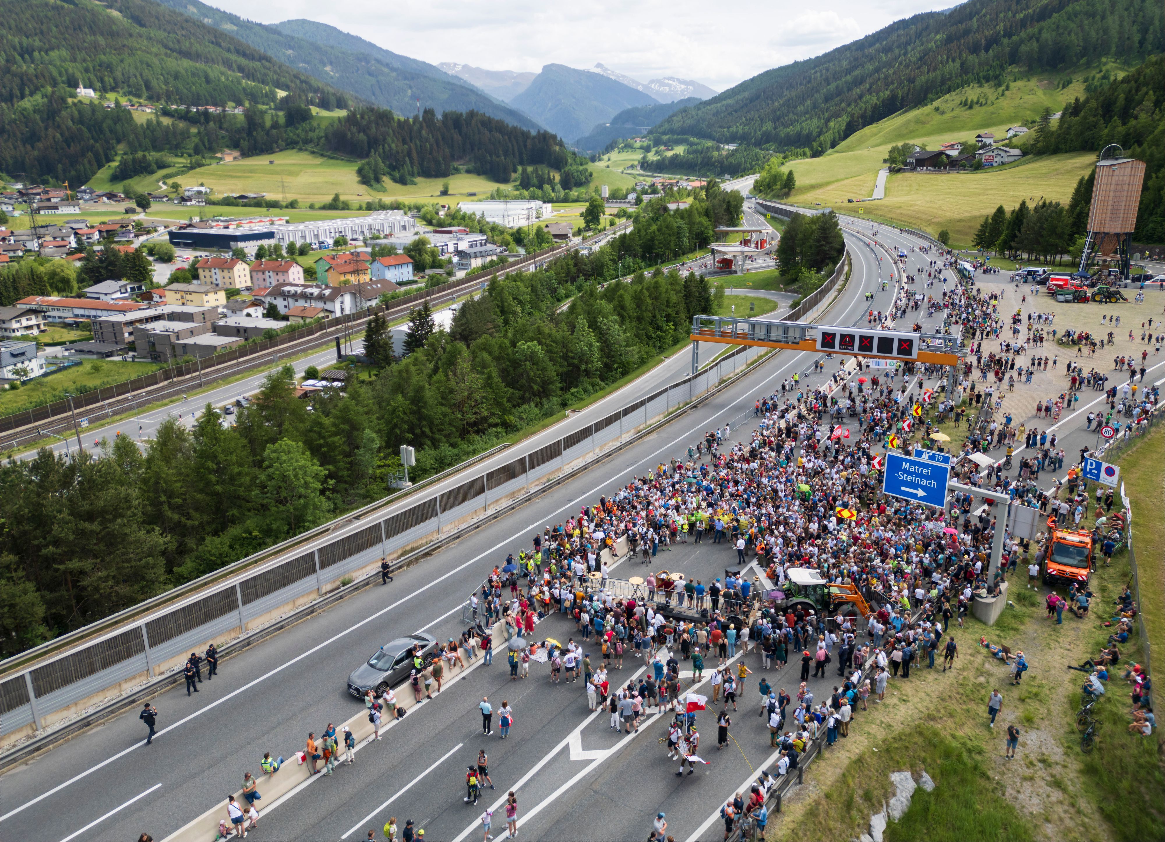 Zahlreiche Menschen demonstrieren auf der gesperrten Brennerautobahn.