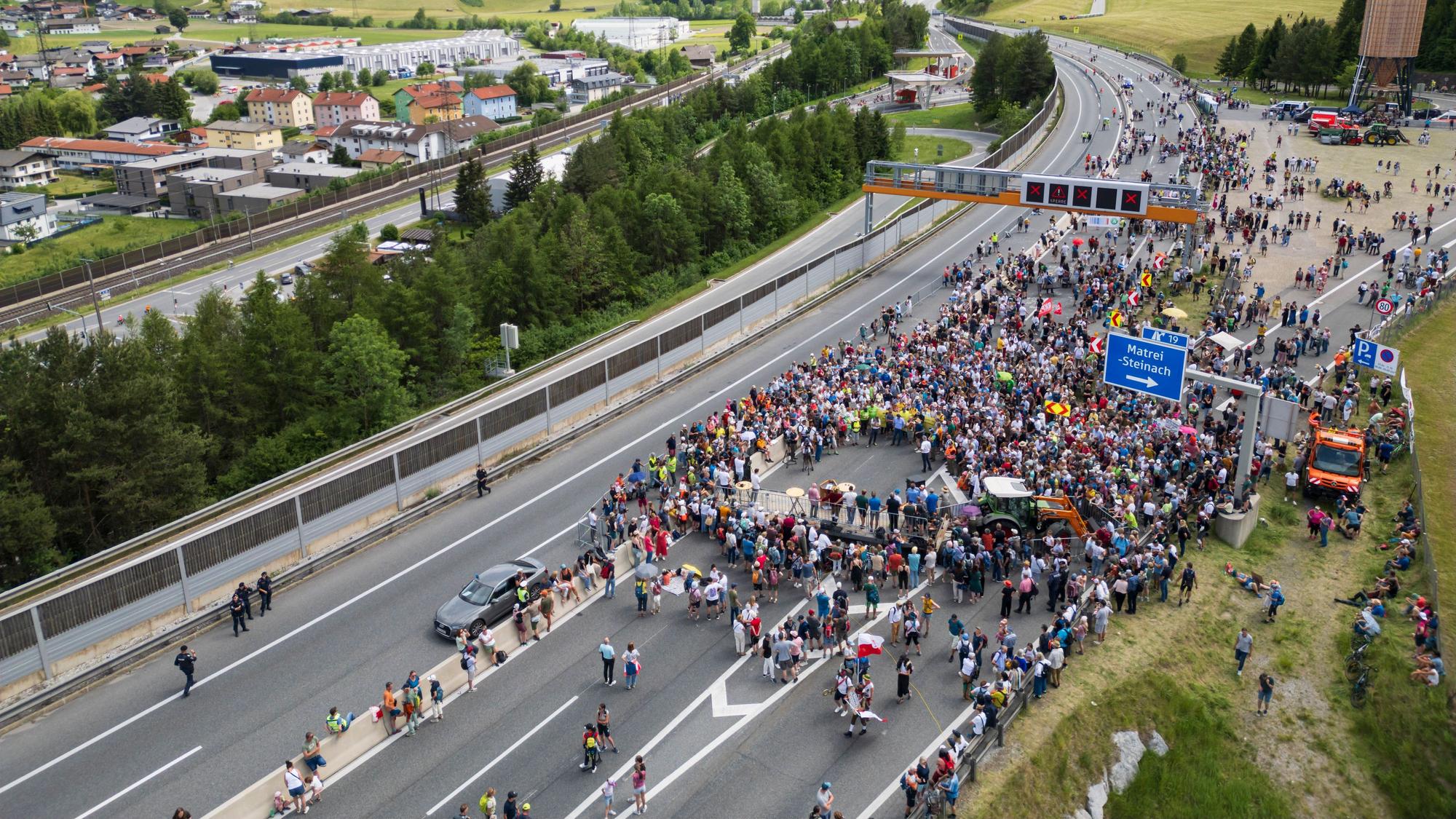 Zahlreiche Menschen demonstrieren auf der gesperrten Brennerautobahn.