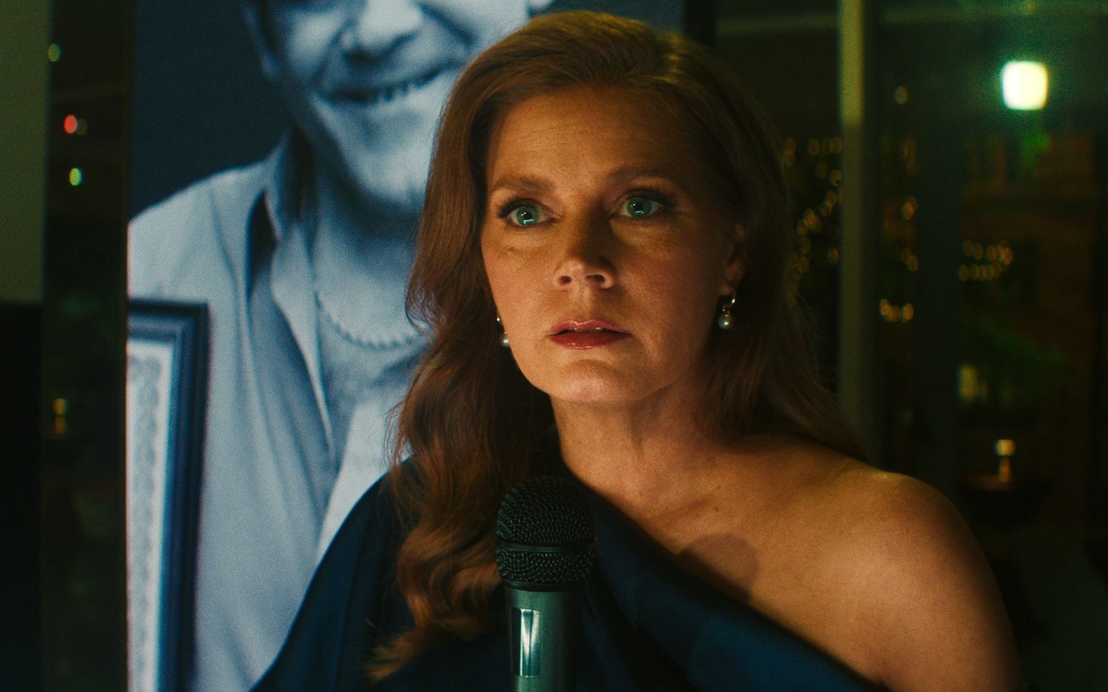 Anwältin Anna Bowden (Amy Adams), die normalerweise für unschuldig einsitzende und oft unterprivilegierte Gefangene kämpft, muss sich nun selbst gegen die Zerstörung ihres Lebens und das ihrer Familie wehren. (Bild: Apple TV)