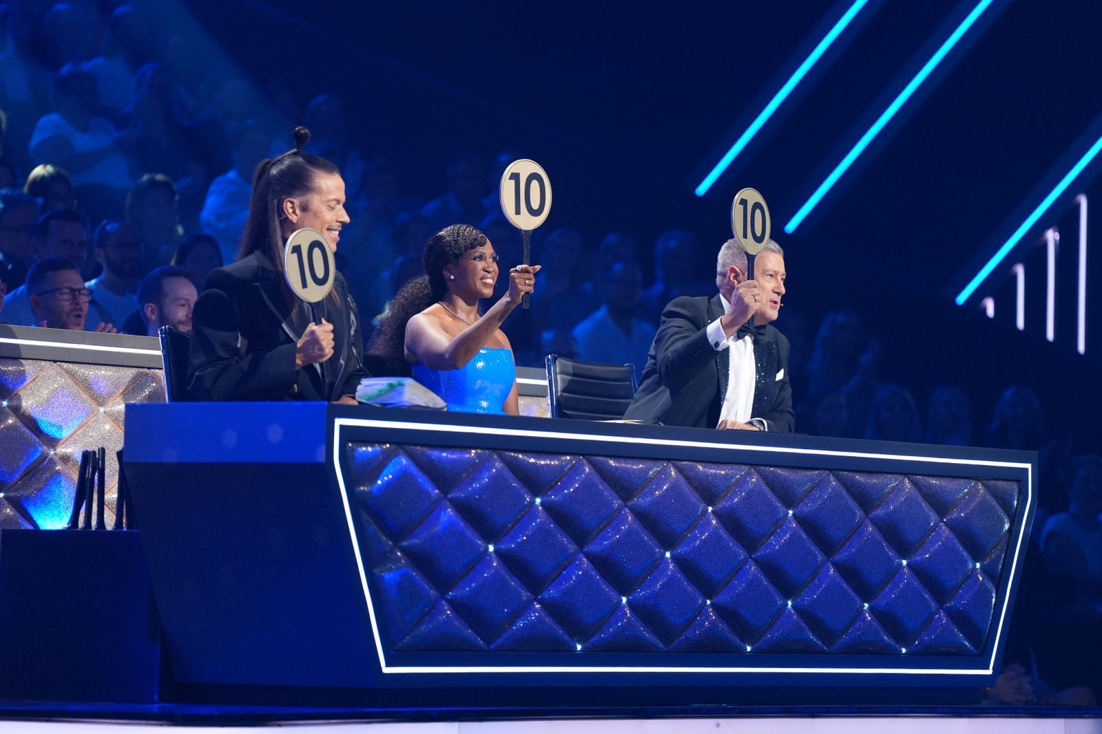 Die volle Punktzahl vergeben Jurymitglied Jorge González, Motsi Mabuse und selbst der sonst so strenge Joachim Llambi bei diesem „Let's Dance“-Finale gerne. (Bild: RTL / Stefan Gregorowius)