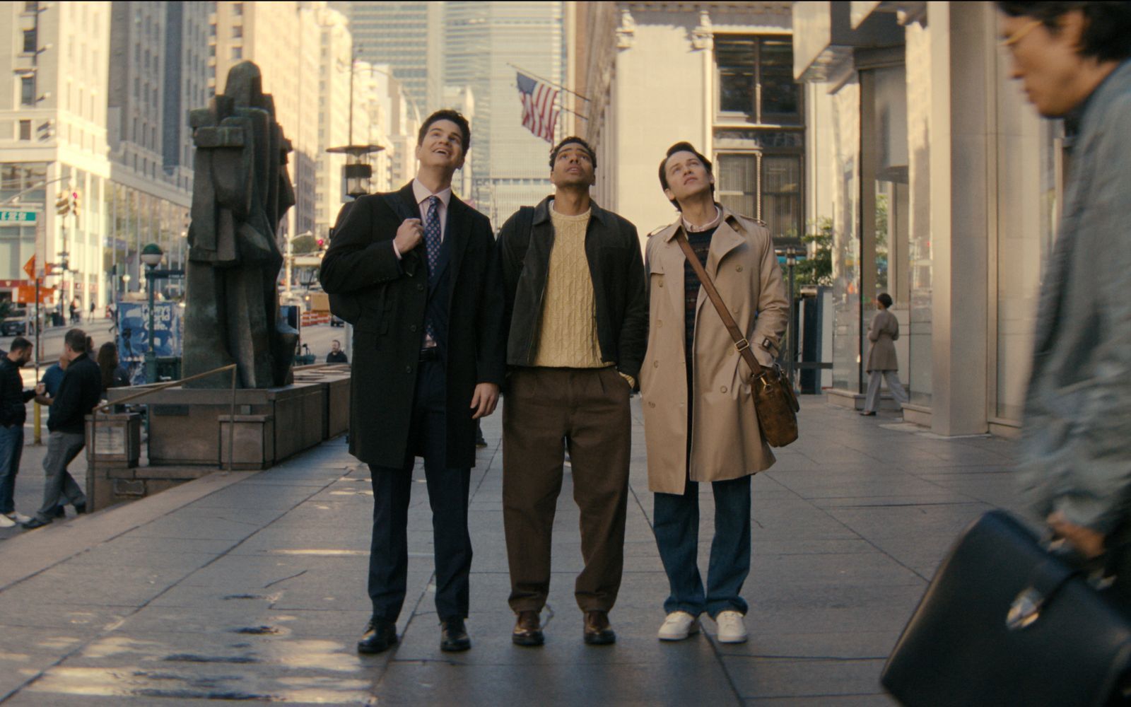 Tatort Manhattan: Der tapsige Davis (Will Angus, links), Medizinstudent und Möchtegern-Schauspieler Kel (Nicholas Duvernay, zweiter von links) sowie Reichensöhnchen Josh (Jack Martin), der Journalist werden will, leben Tür an Tür mit einer weiblichen Zweier-WG. Fünf junge Menschen sind das Ensemble der Gen-Z-Comedy „Not Suitable For Work“.  (Bild: Disney+)