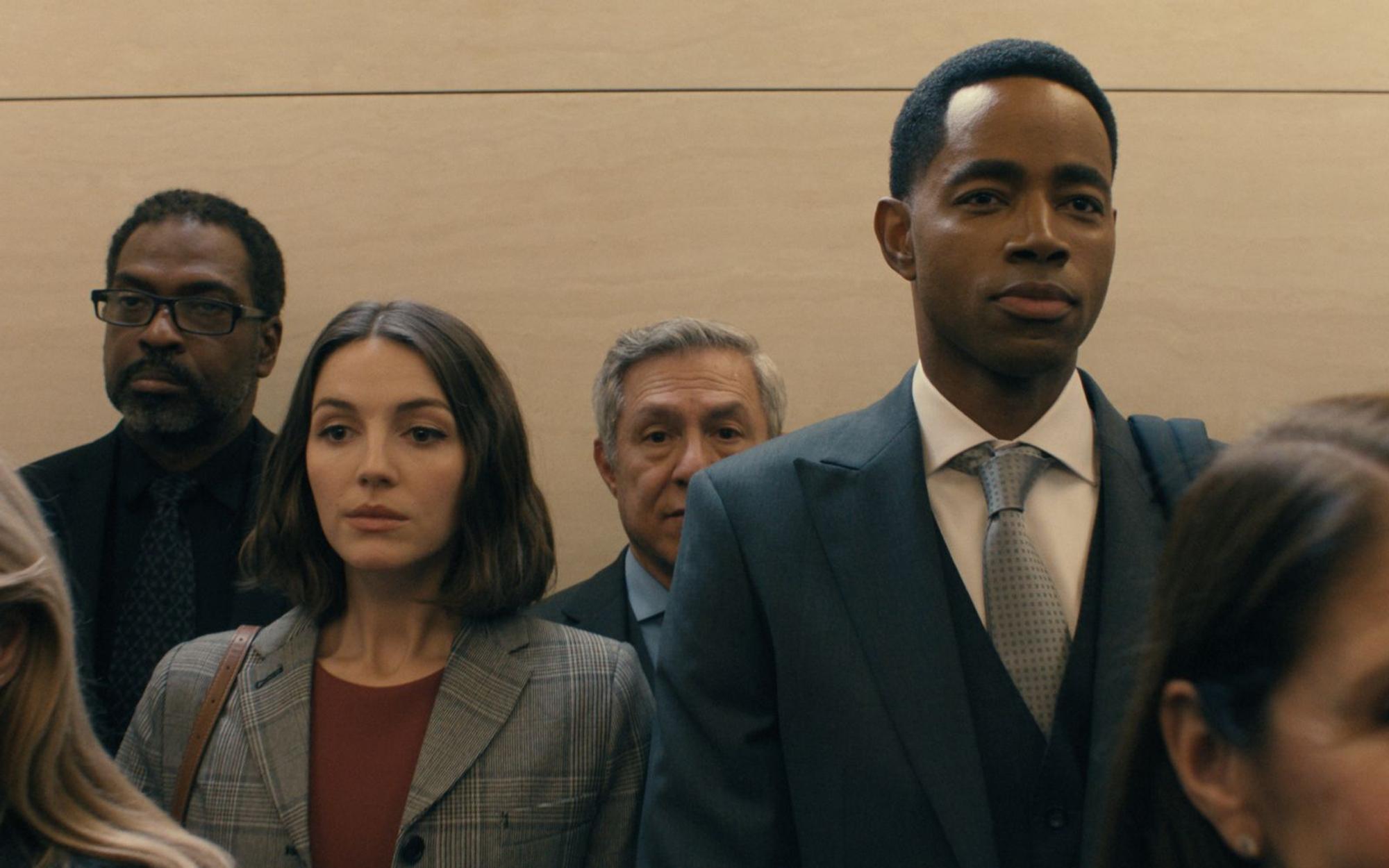Die ebenso intelligenten wie ehrgeizigen AJ (Ella Hunt, links) arbeitet sich an ihrem maximal fordernden Chef Bill Gibson (Jay Ellis) ab. Deren stressiges Geschäft? Natürlich „Finance“ in Manhattan. (Bild: Disney+)