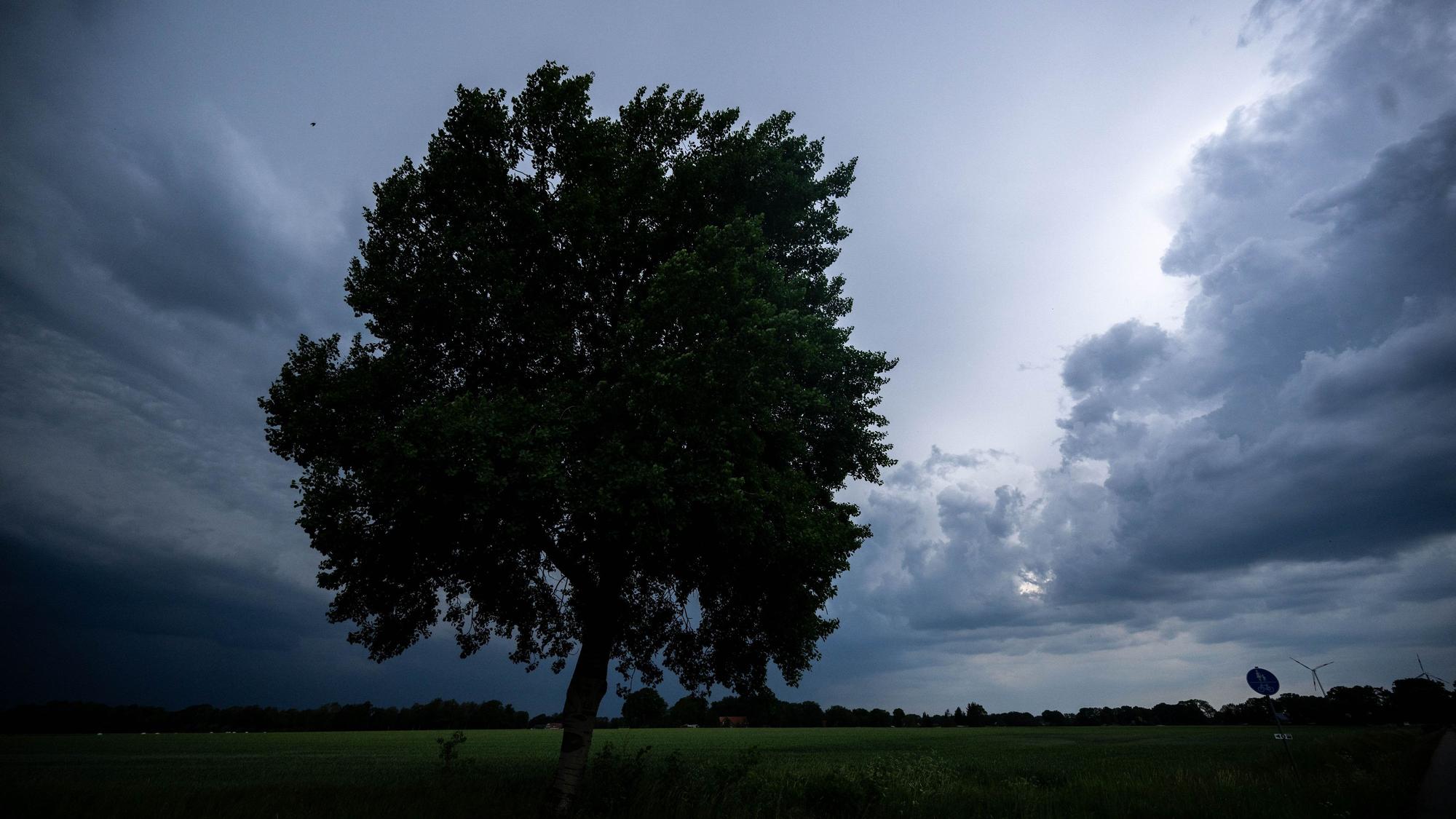 Dunkle Wolken über Feldern. (Archivbild)