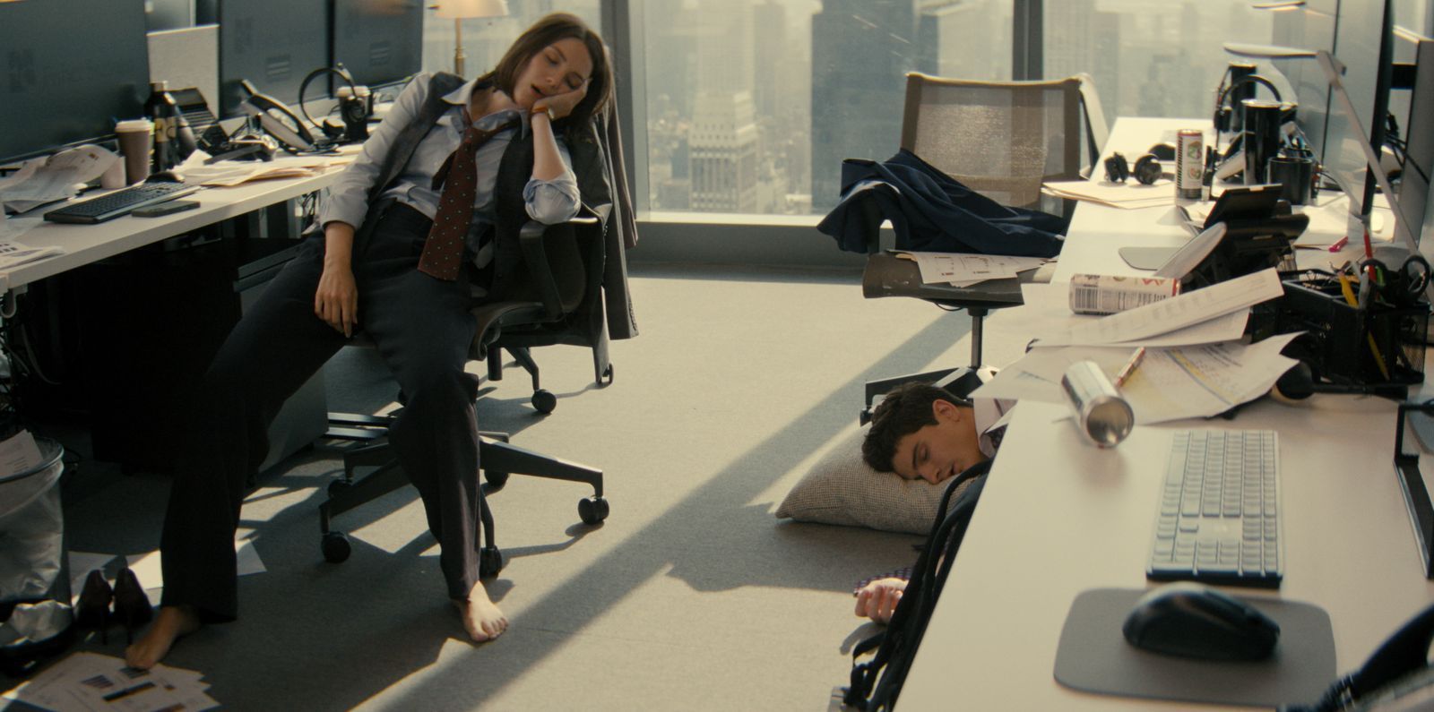 AJ (Ella Hunt) hat von ihrem Großraumbüro in einer Finance-Klitsche zwar einen grandiosen Blick auf Manhattan, doch was nutzt es, wenn man so viel arbeitet, dass man irgendwann im Sitzen einschläft? (Bild: Disney+)